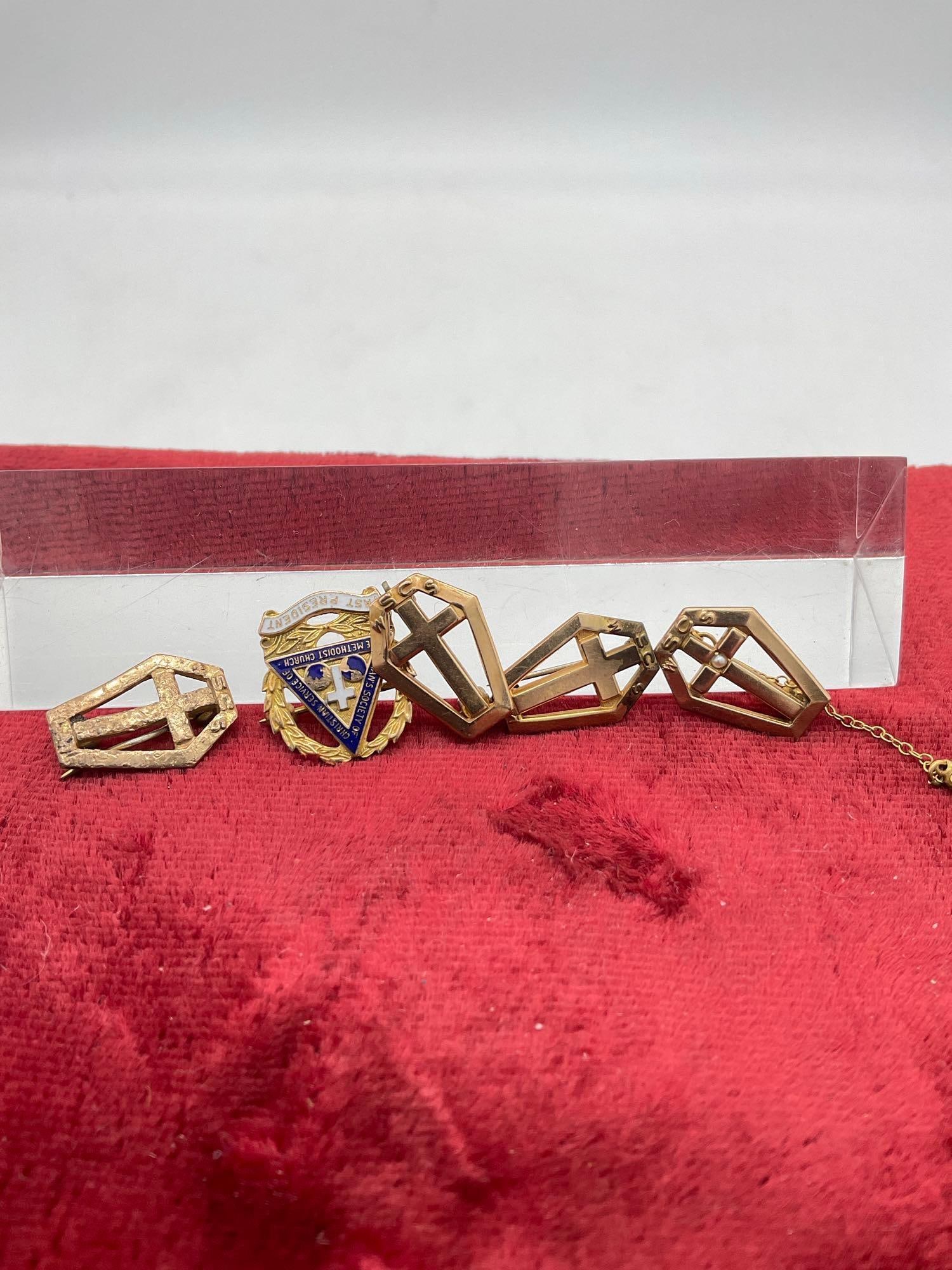 5x10K gold religious pins Marked 10K Gold top see pics Total Weight is10.68 grams: c-5180