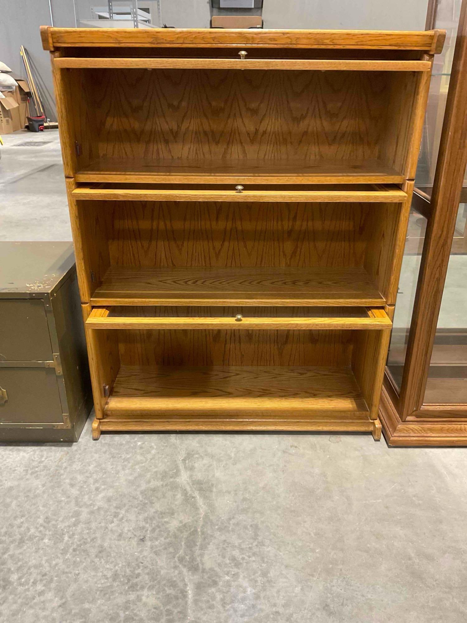 Vintage Oak Wood 3-Tier Barrister Style Bookcase w/ 1x Decorative Panel. Very Good Condition. - 7