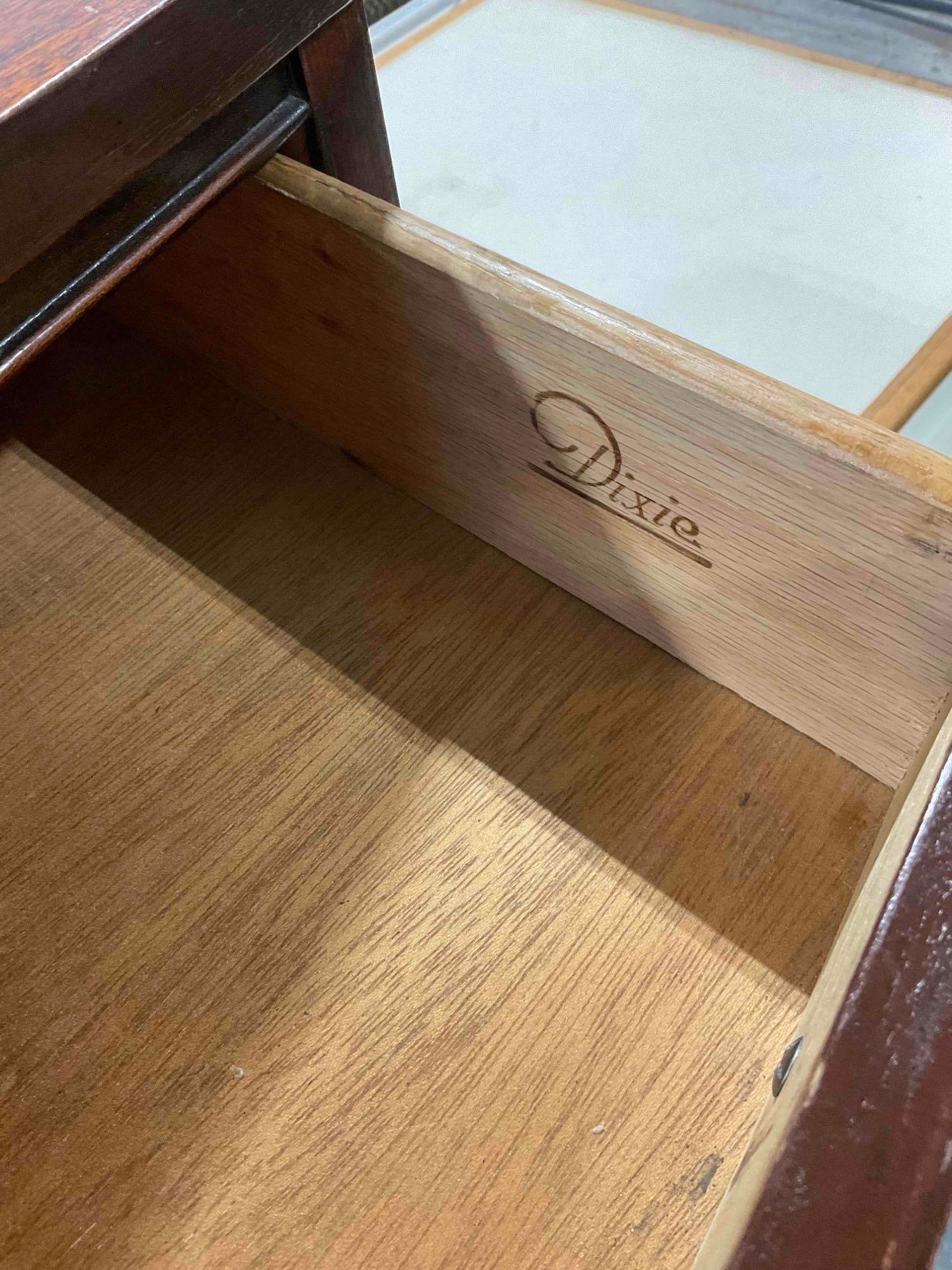 Handsome Vintage Dixie Mahogany Wood Dresser w/ 7 Drawers. Very Good Condition. See pics. - 4