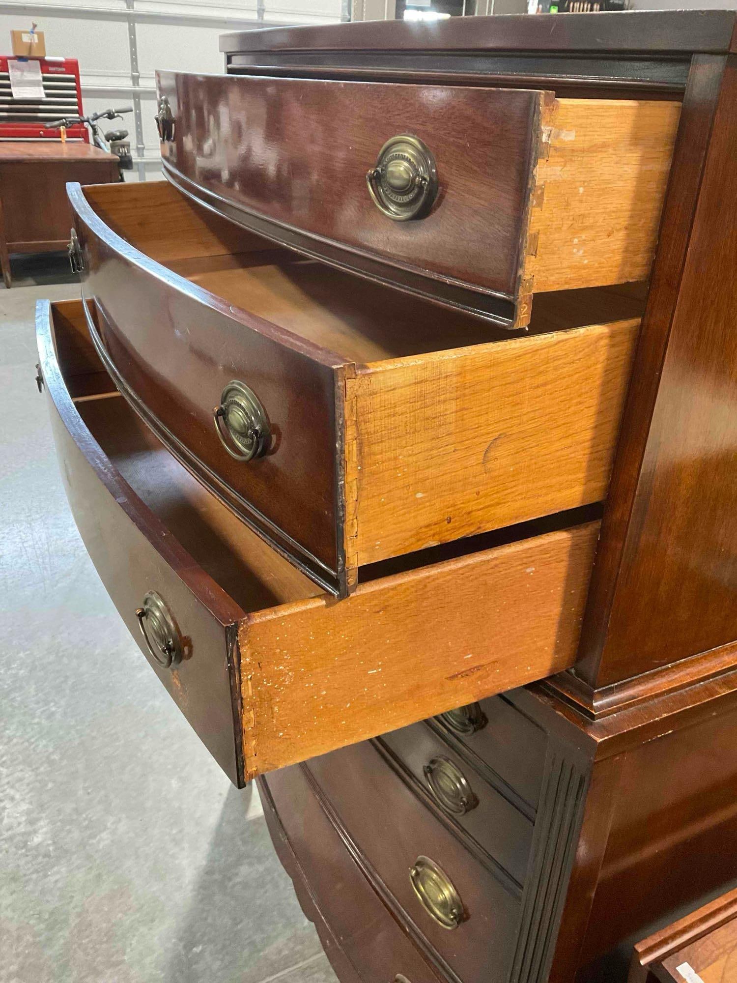 Handsome Vintage Dixie Mahogany Wood Dresser w/ 7 Drawers. Very Good Condition. See pics. - 7