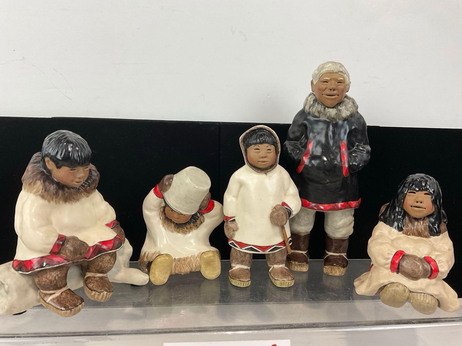 5 Alaskan Inuit Figures, Handpainted Pottery, Signed C. Alan Johnson, from 3x 1962, 1976 & 1983 - 2