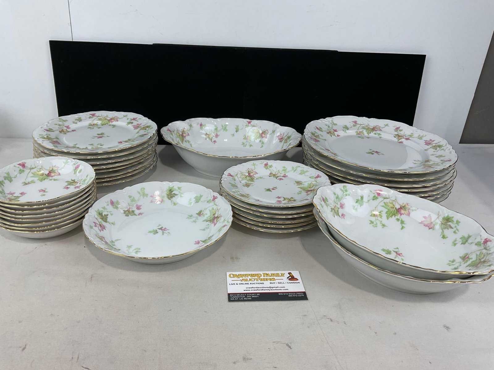 Vintage Hutschenreuther Selb Bavarian China, approx 41 pieces, bowls, lunch, dinner & bread plates (1 of 3)