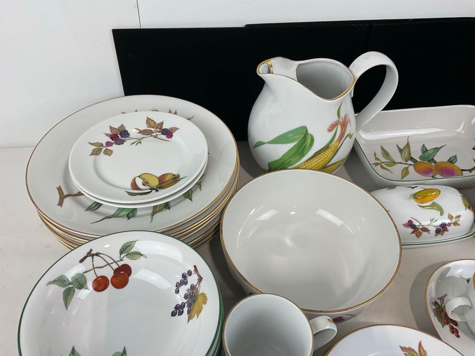 Royal Worcester Fine Porcelain China, Evesham & Evesham Vale Pattern, approx 52 pieces - 3