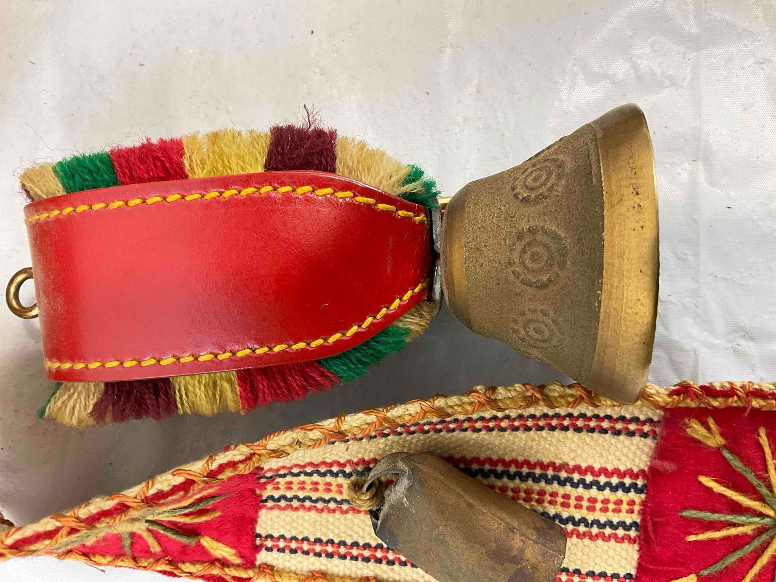 2 pcs Vintage Souvenir Brass Bells, incl. Swiss Cowbell & South American Llama Belled Collar? - 4