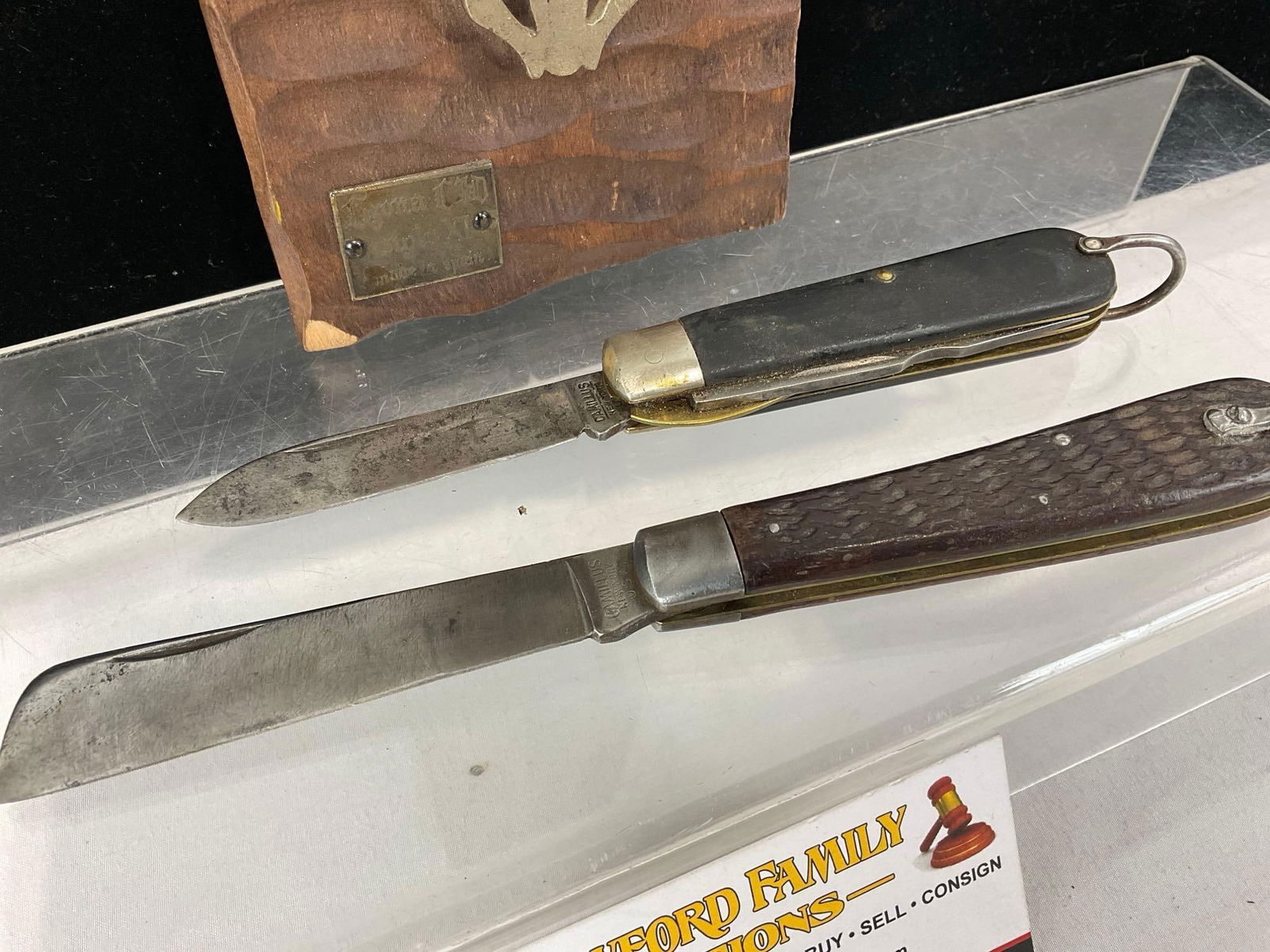 Spanish Replica Knife on Plaque, Diamondine Detail Straight Edge Razor, & Pair of Folding Knives - 4