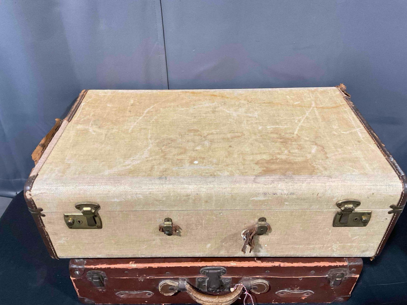 3 pcs Vintage Suitcases, incl. Beige, Gray & Brown. Good Condition. See pics. - 6