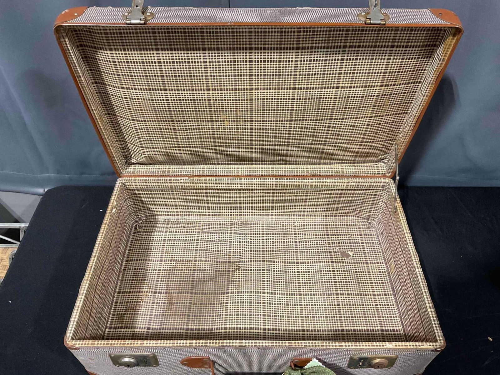 2 pcs Vintage Suitcases, 1x Tan & Brown, 1x Grey & Brown. Good Condition. See pics. - 8