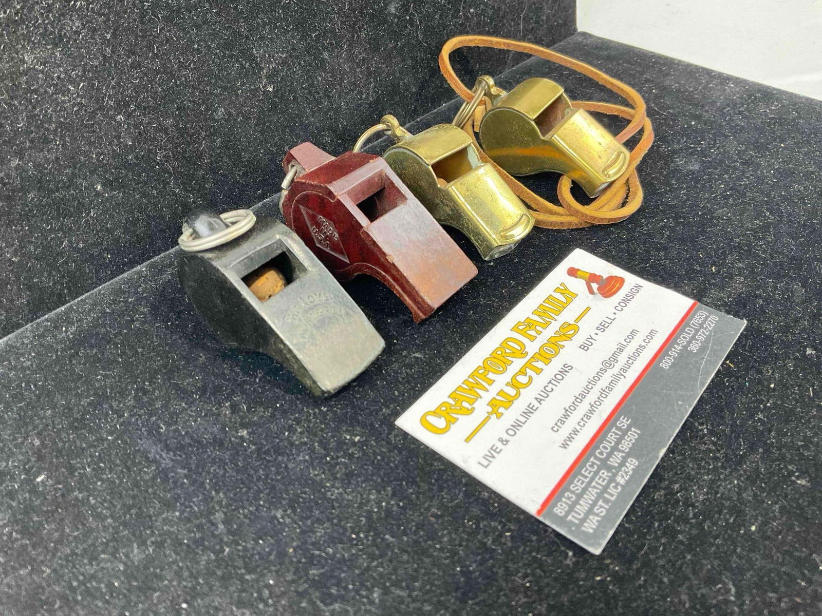 4 pcs Vintage Whistles, incl. 2x Brass, 1x Bakelite The Blaster & 1x Bakelite Acme Thunderer. - 2