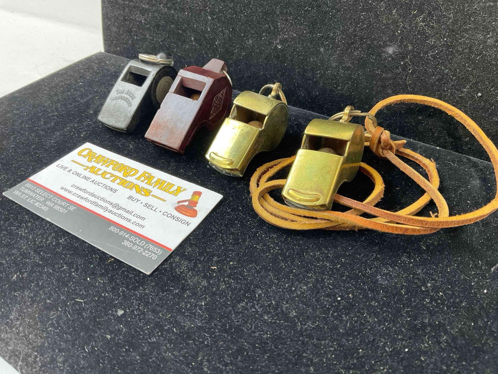 4 pcs Vintage Whistles, incl. 2x Brass, 1x Bakelite The Blaster & 1x Bakelite Acme Thunderer. - 3