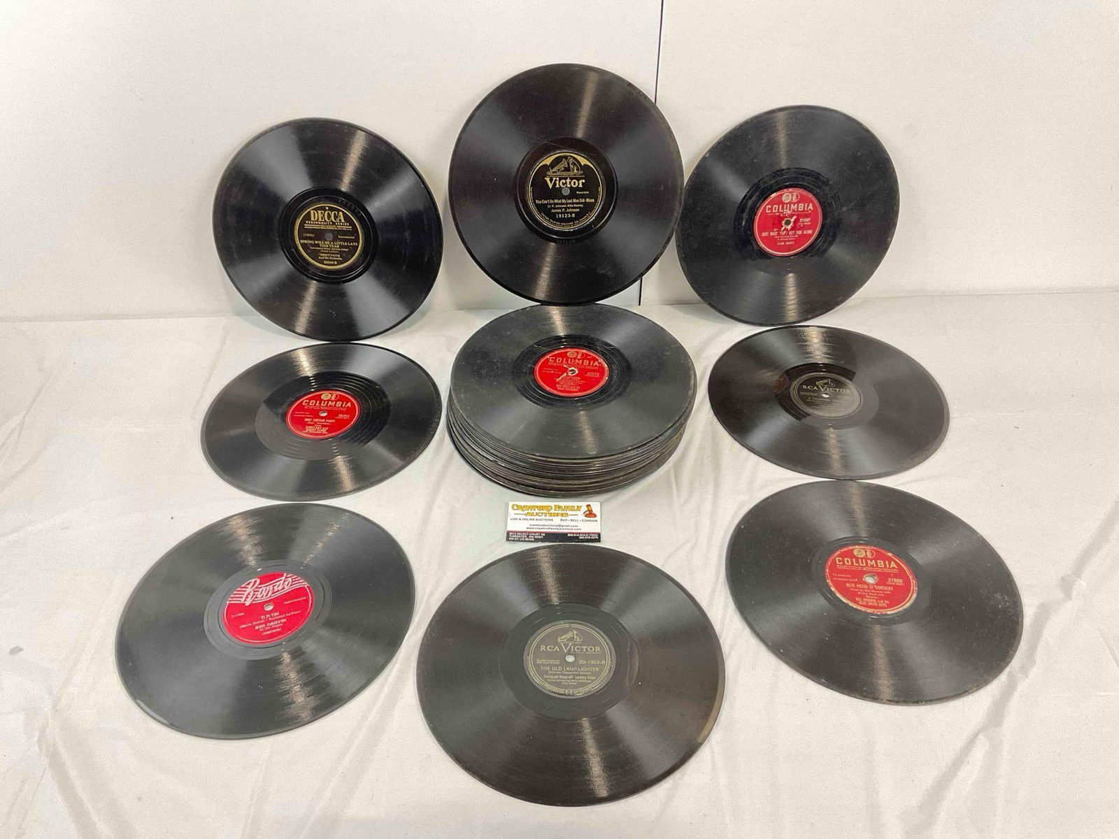 20+ pcs Vintage Vinyl Record Music Album Collection.p, incl. Rondo, Decca, RCA Victor & More!: 20+ pcs Vintage Vinyl Record Music Album Collection.p, incl. Rondo, Decca, RCA Victor & More! Pieces have wear indicative of age, no sleeves, condition as is. Fits in box measuring 12" x 9" x 4" D
