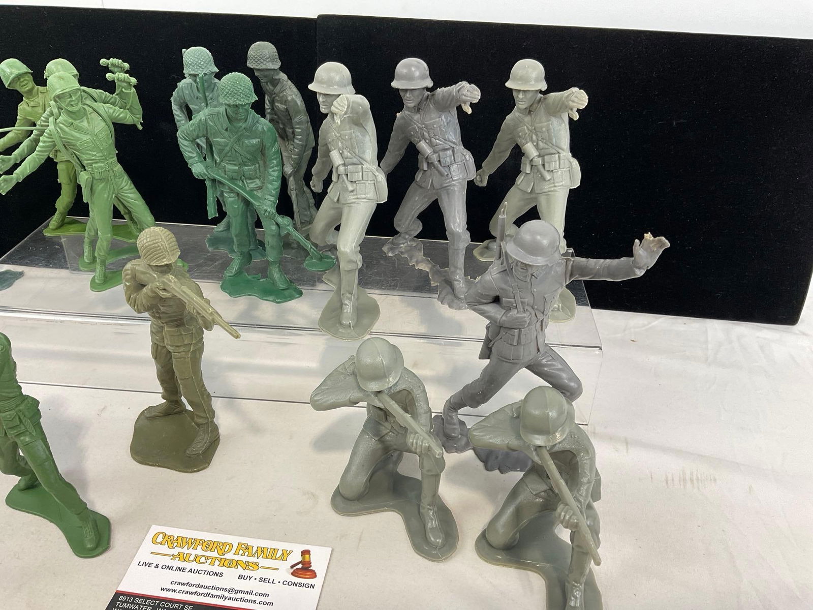 17 Army Men, Plastic Figures, some marked Louis Marx & Co 1963, Green & Gray in color - 3