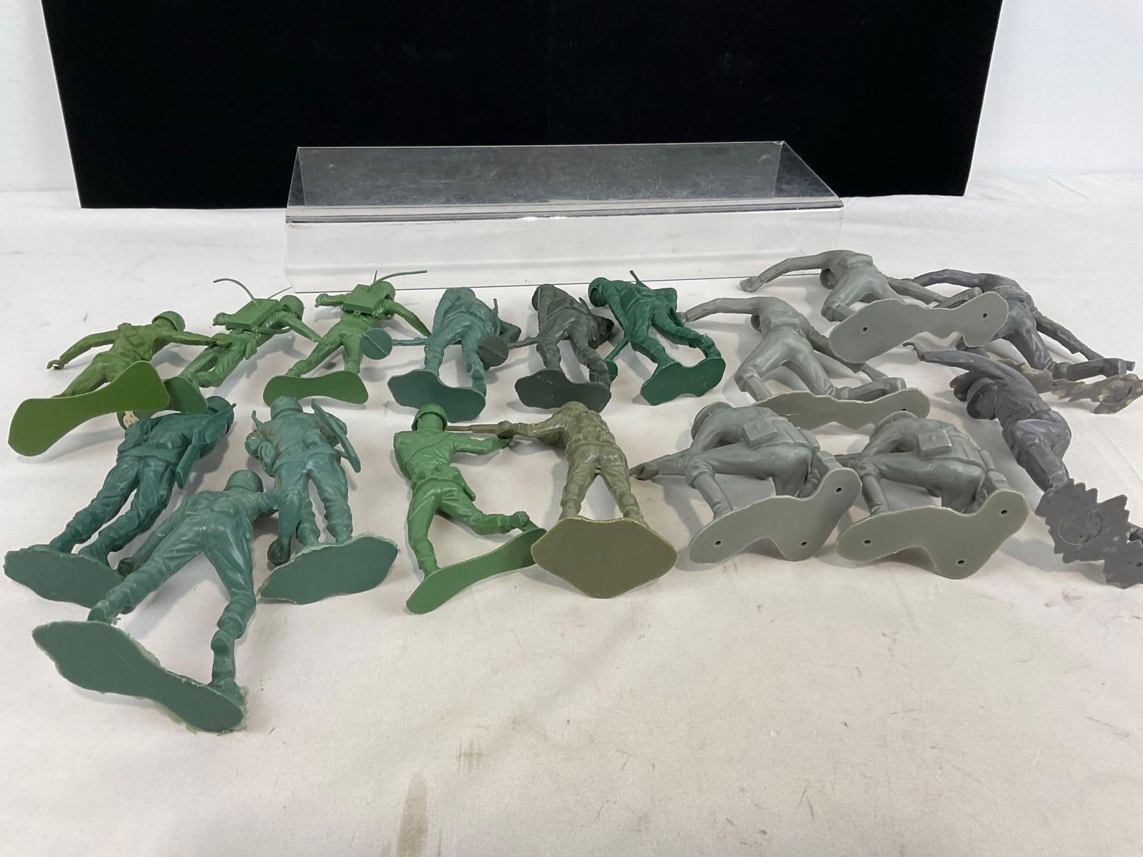 17 Army Men, Plastic Figures, some marked Louis Marx & Co 1963, Green & Gray in color - 4