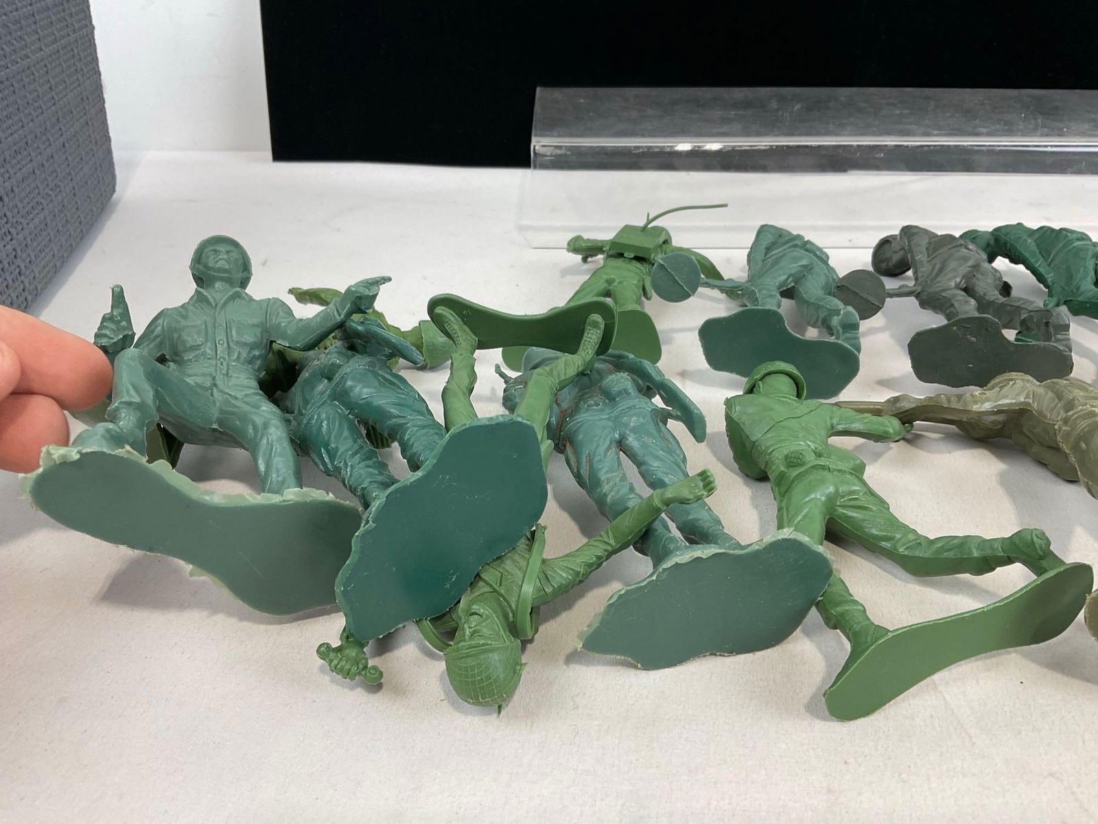 17 Army Men, Plastic Figures, some marked Louis Marx & Co 1963, Green & Gray in color - 6