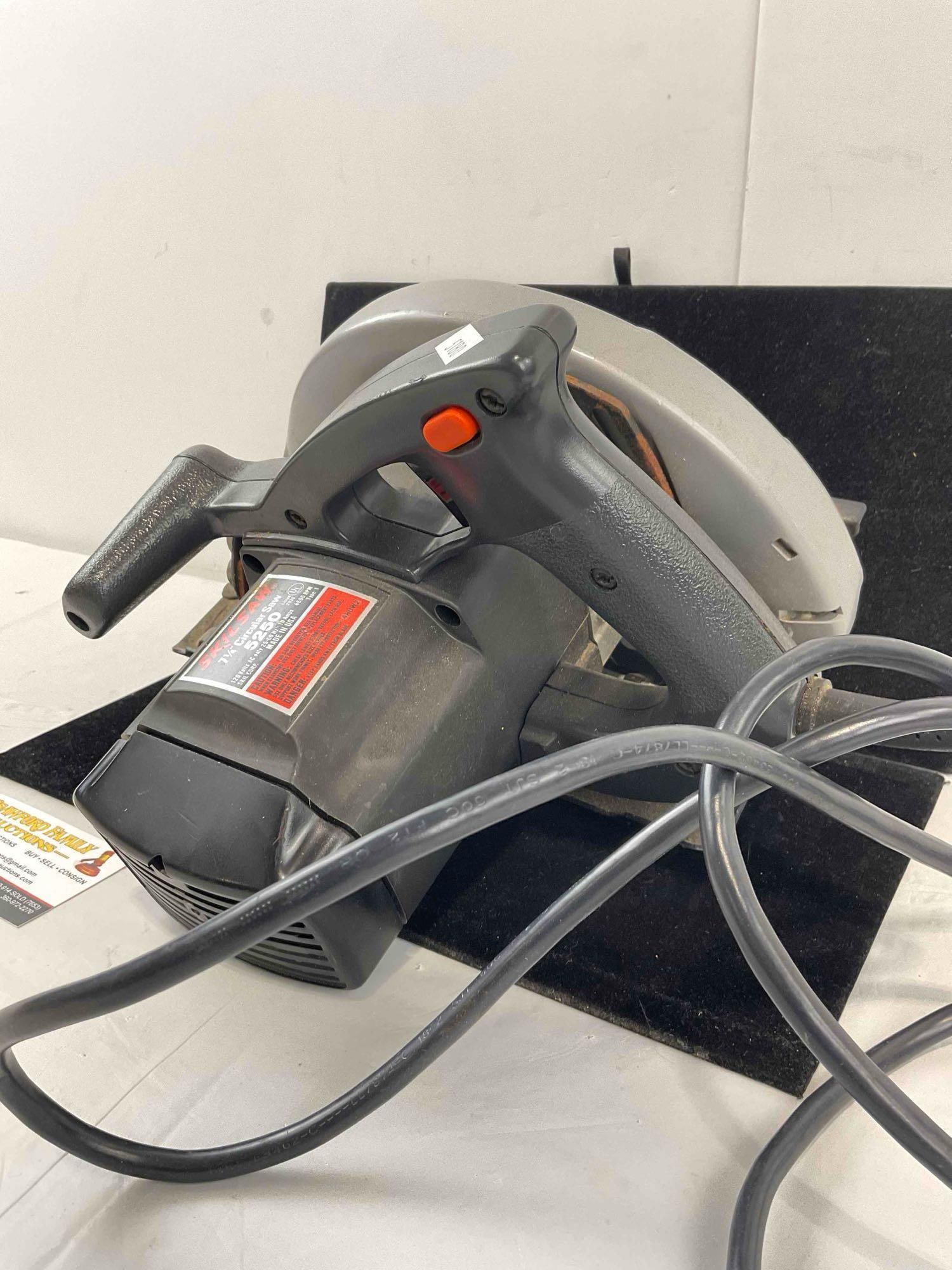 Skilsaw 7.25" Circular Saw Model 5250. Tested, Works. Very Good Condition. See pics. - 4