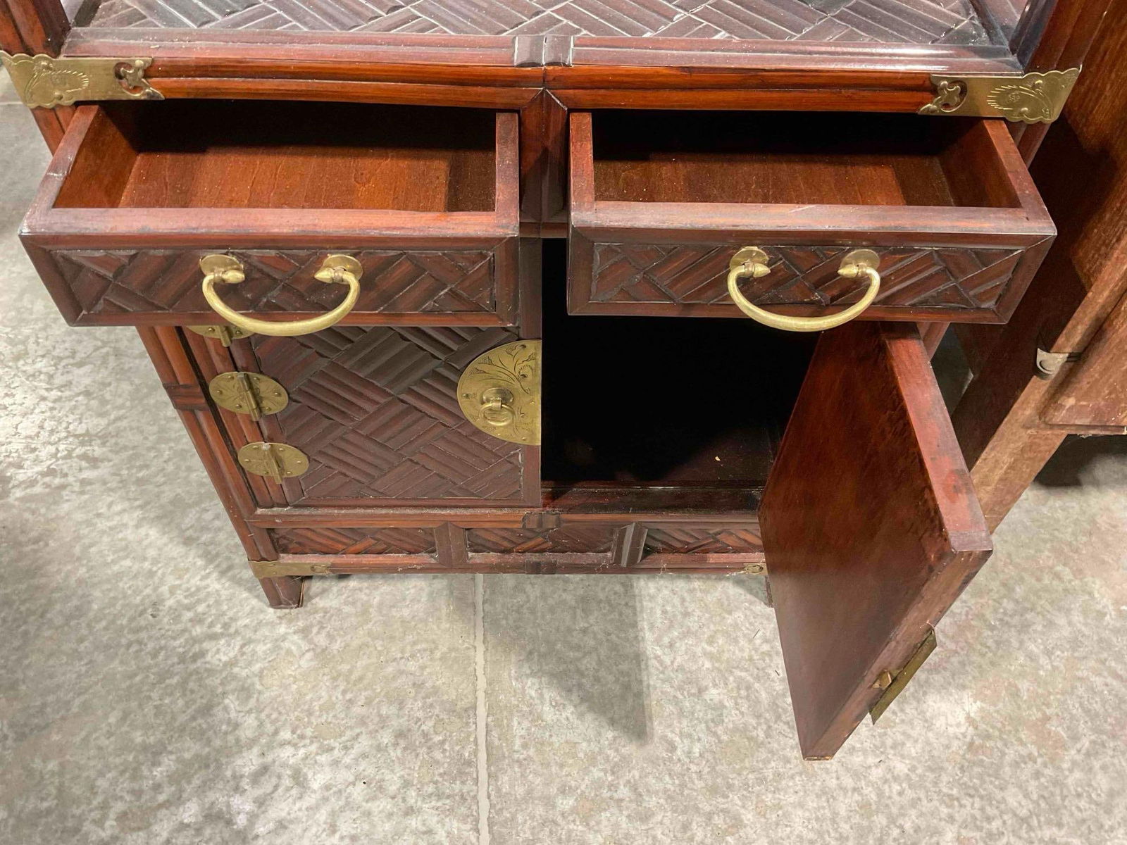 Vintage Asian Style Bamboo & Brass 3-Tier Etagere Display Case w/ Drawers & Cabinet. See pics. - 8