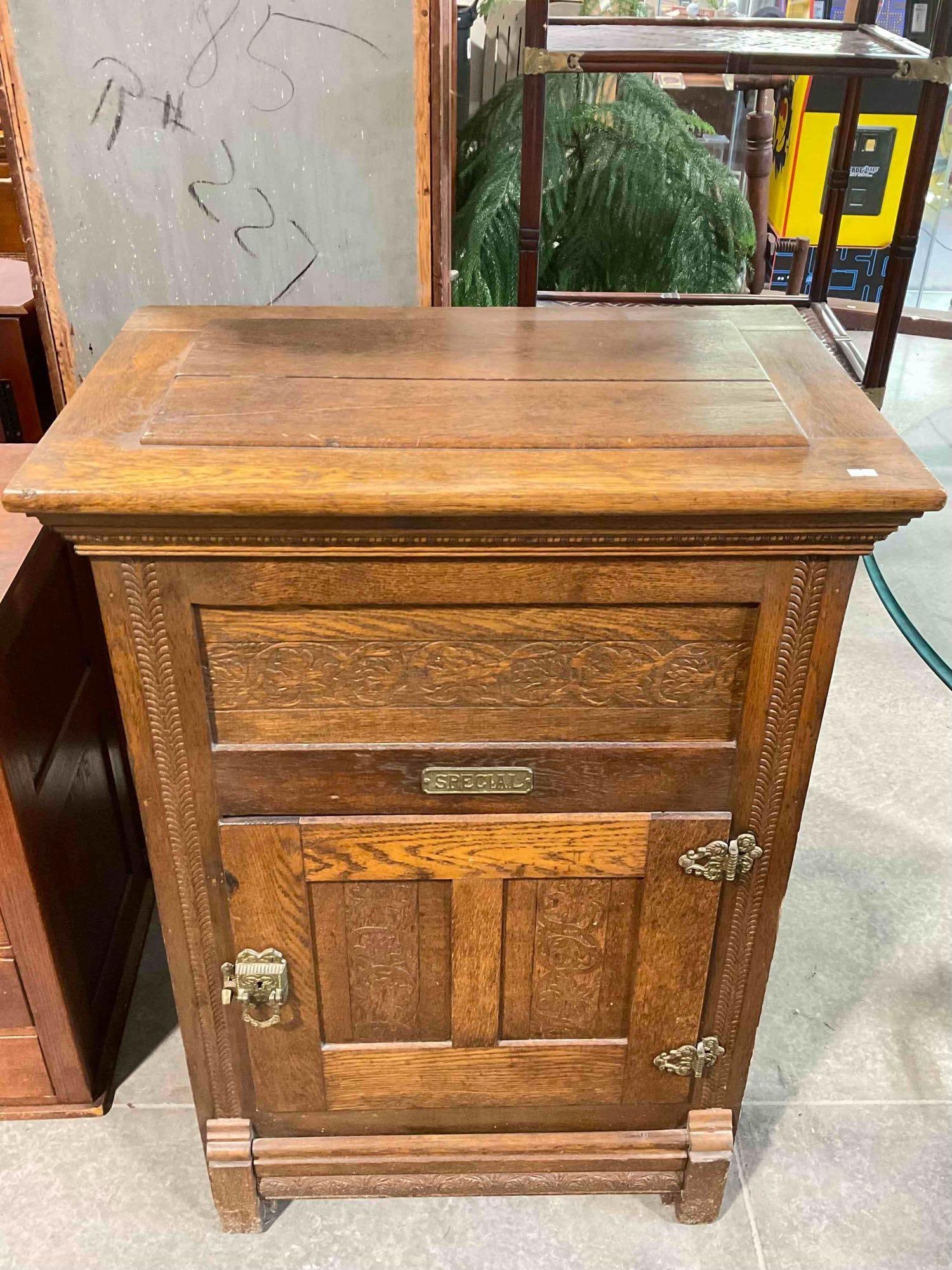 Handsome Antique "Special" Oak Wood Ice Box. Very Good Condition. See pics. (1 of 6)