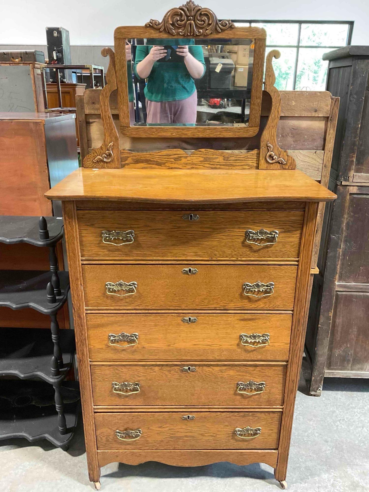 Lovely Antique Oak Wood 5-Drawer Dresser w/ Revolving Mirror. Very Good Condition. See pics. (1 of 10)