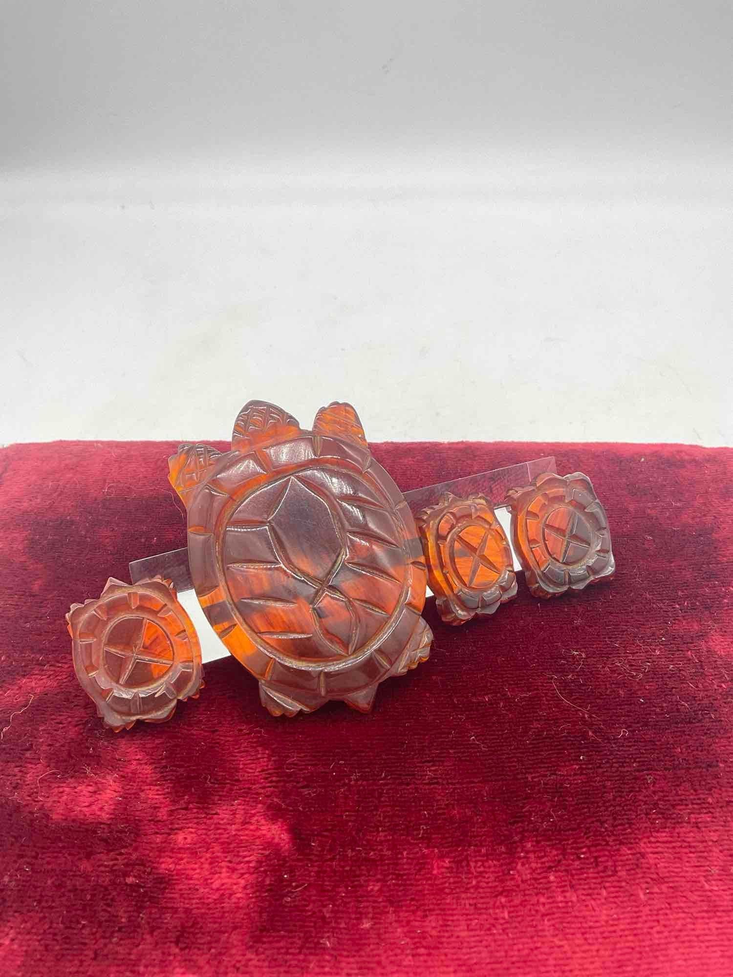 Circa 1930's -40's Women's Bakelite Turtle Belt Buckle & 3 matching buttons (1 of 4)