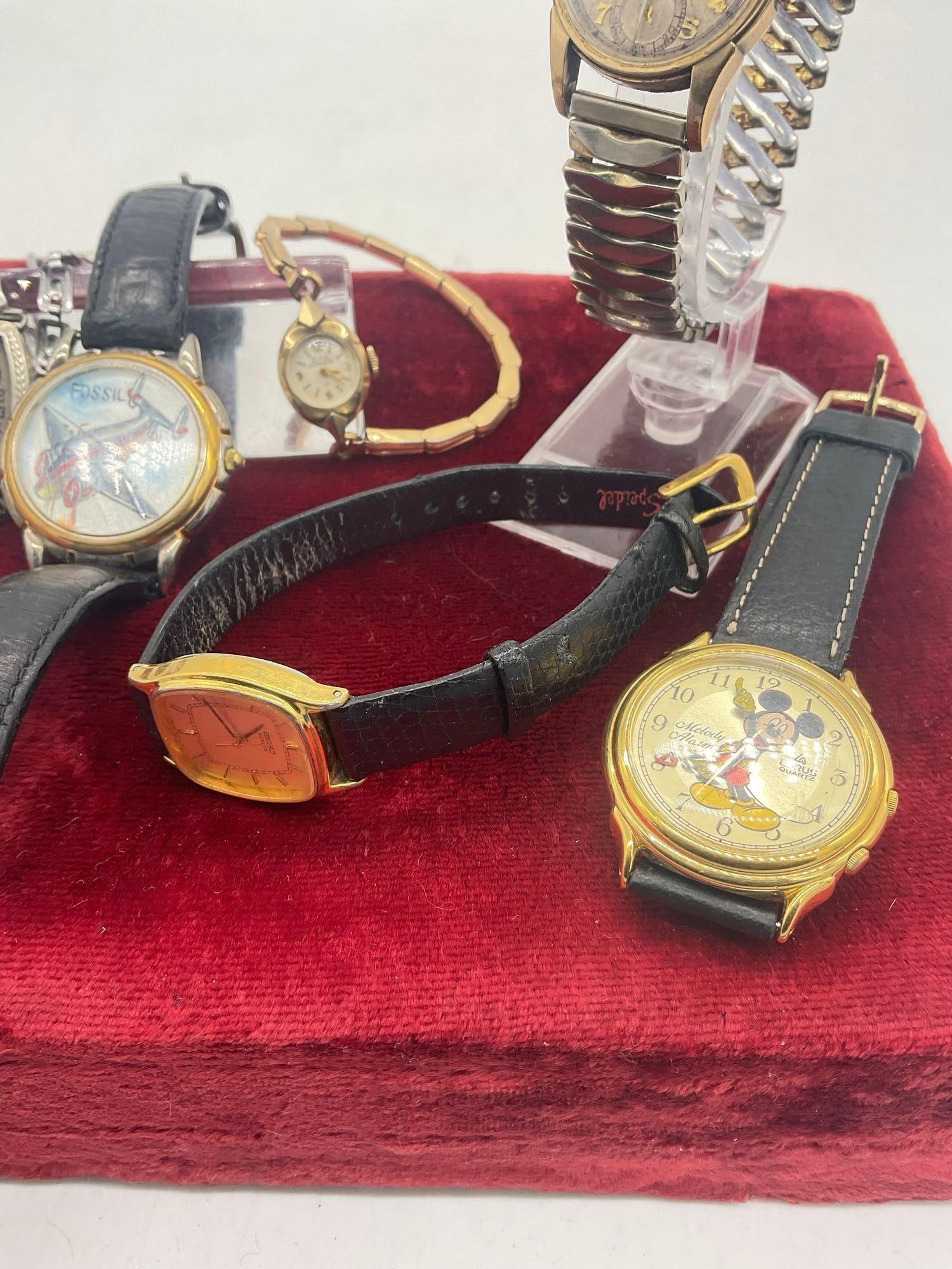 6 x watches 3 are gold plated or rolled gold, 2 x fossil , mickey mouse Melody alarm See descrition - 3