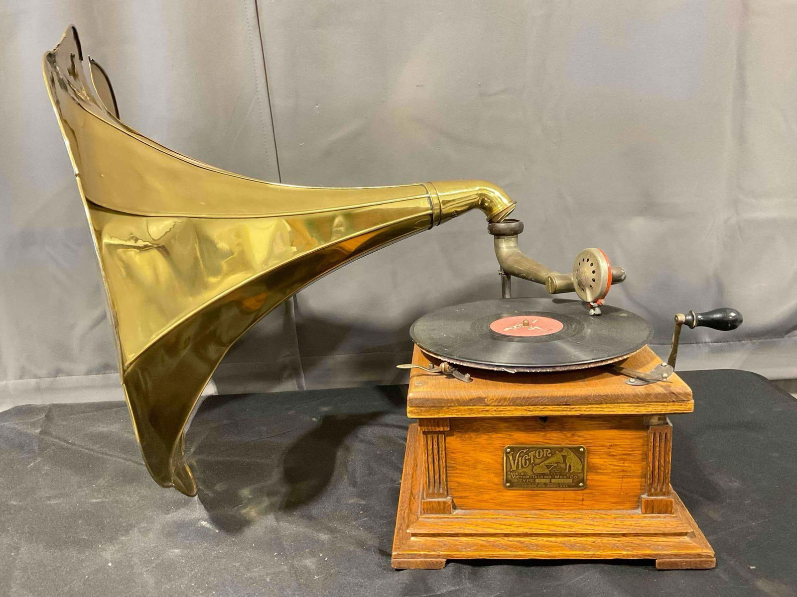 Antique Victor Phonograph Model Vic. 11 w/ Brass Horn. Good Condition. See pics. (1 of 9)