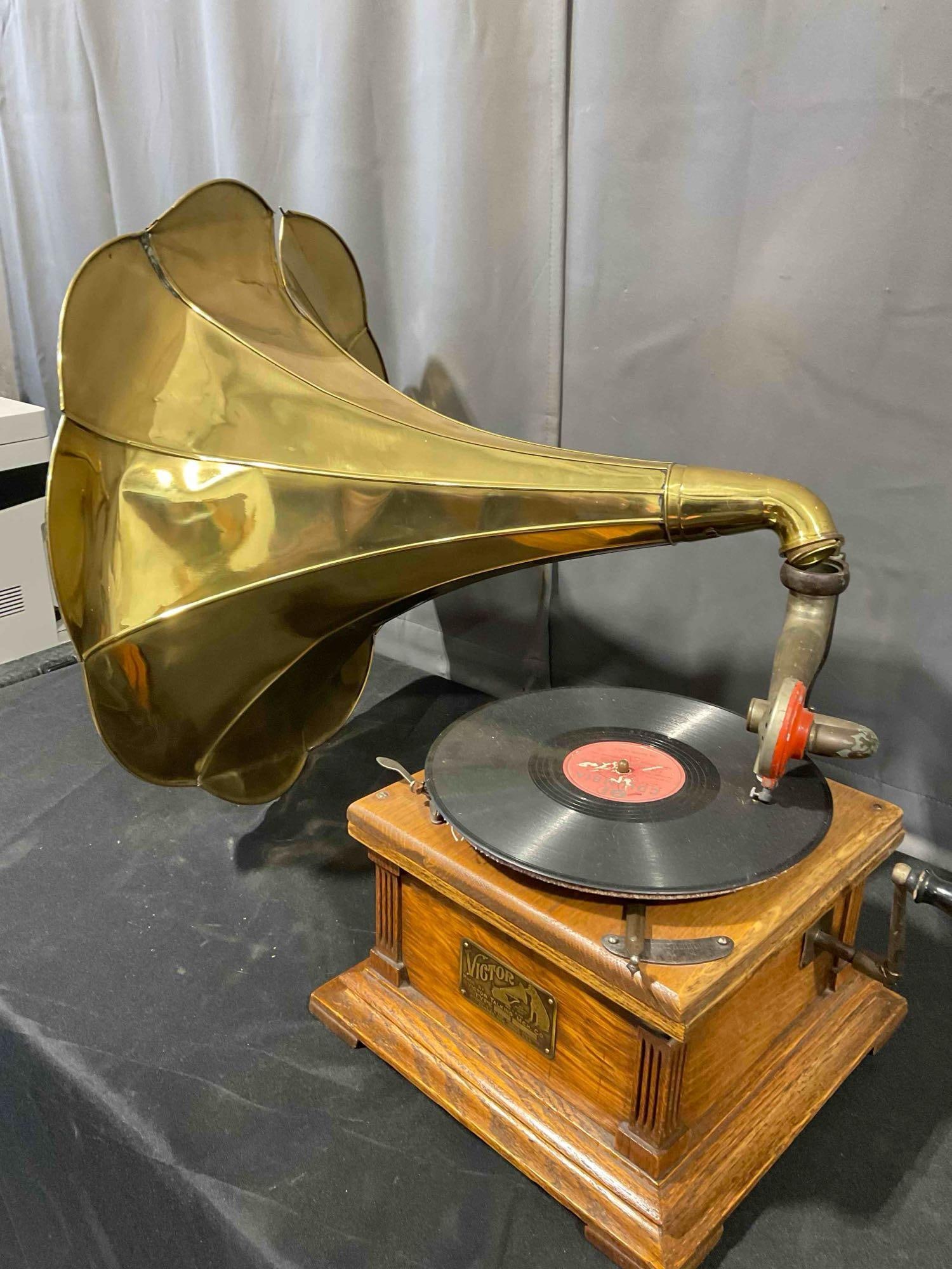 Antique Victor Phonograph Model Vic. 11 w/ Brass Horn. Good Condition. See pics. - 2