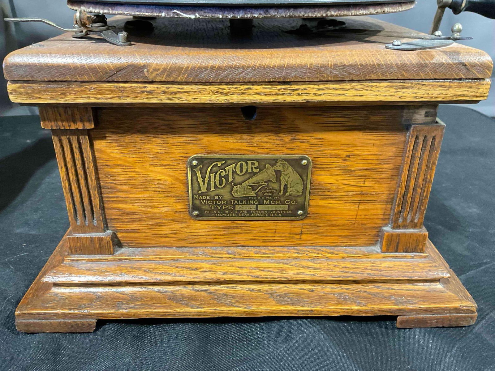 Antique Victor Phonograph Model Vic. 11 w/ Brass Horn. Good Condition. See pics. - 3