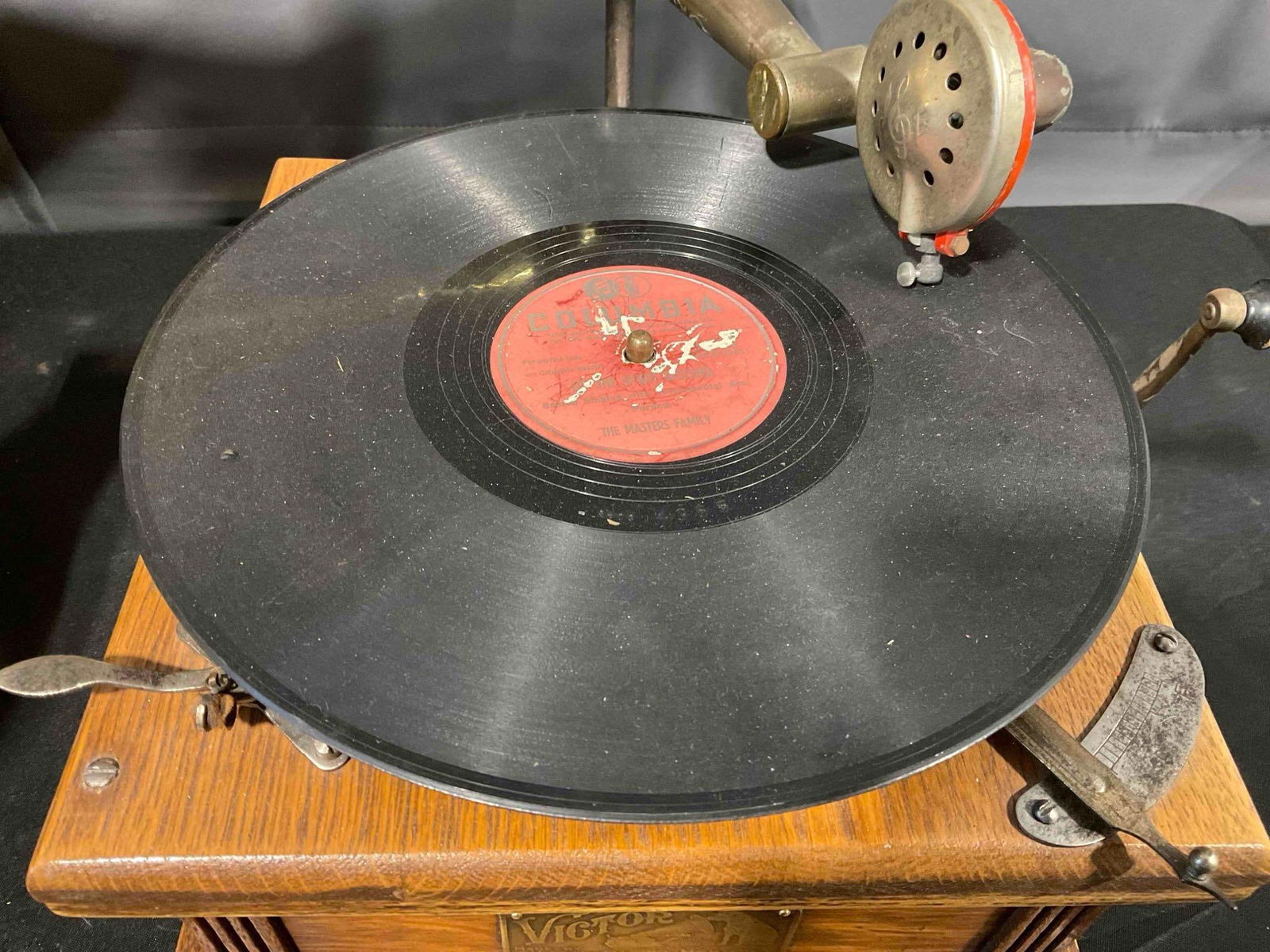 Antique Victor Phonograph Model Vic. 11 w/ Brass Horn. Good Condition. See pics. - 4