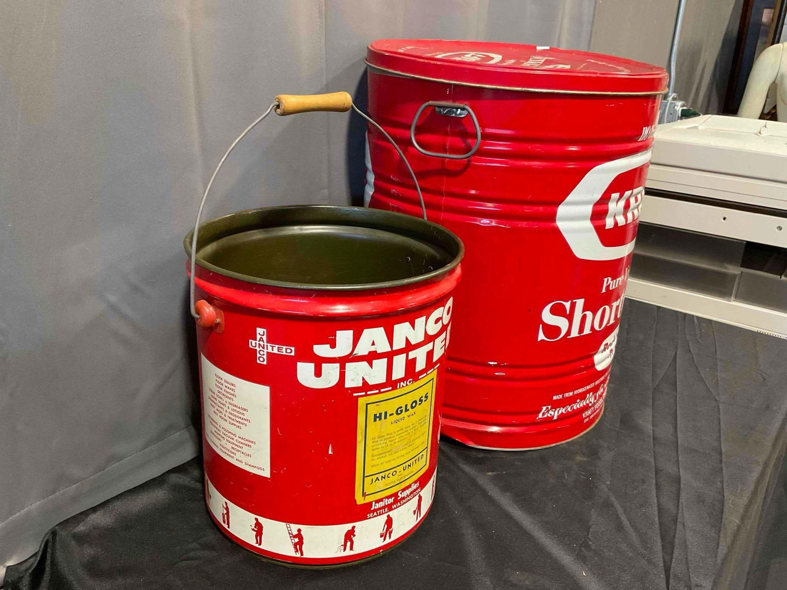 2 pcs Vintage Red Metal Cans, incl. Kraft Shortening & Janco United Janitor Supplies. See pics. - 3