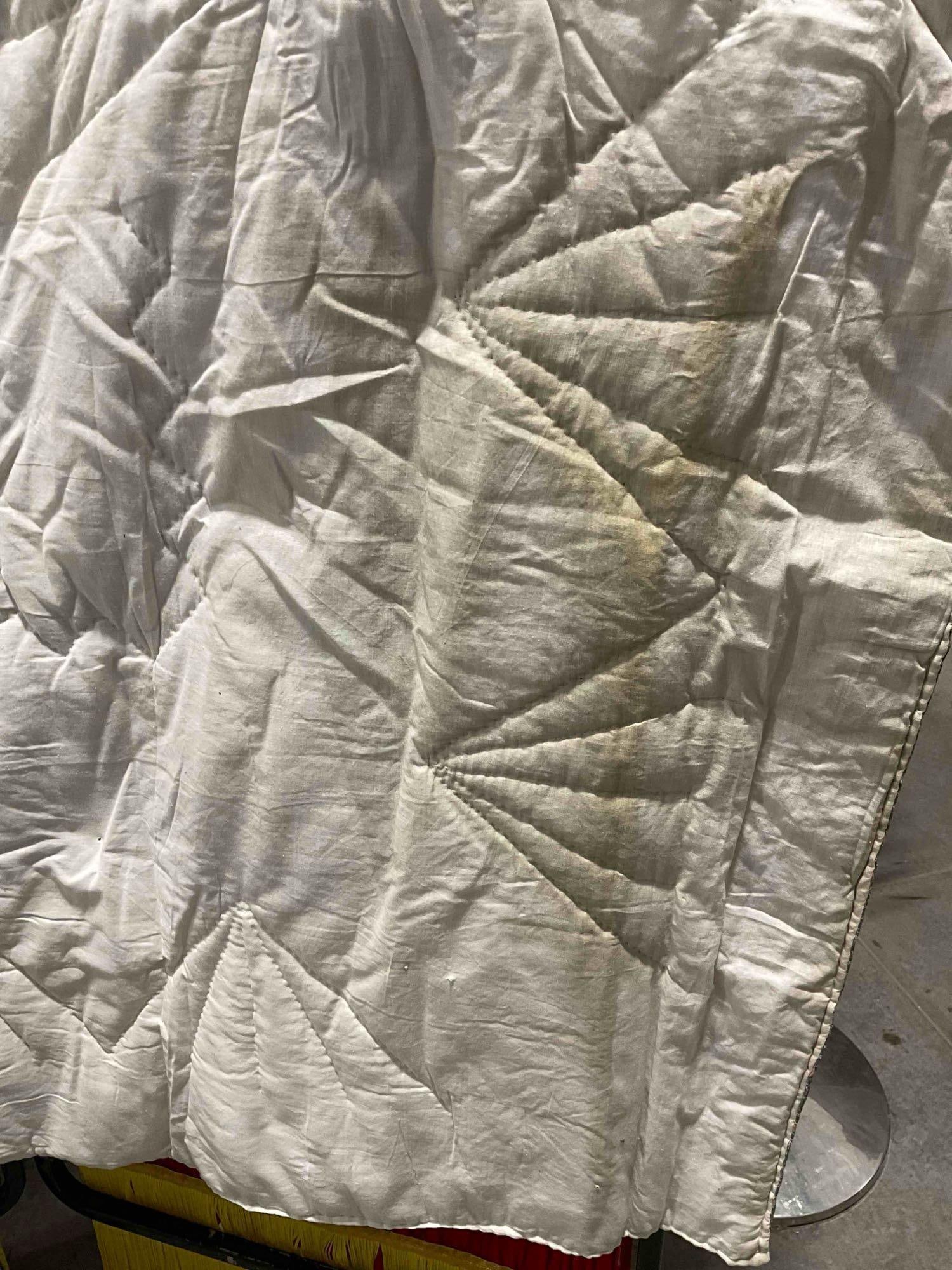 Vintage Machine Quilted Green & White Blanket Bedspread. Measures 78" x 80" See pics. - 7