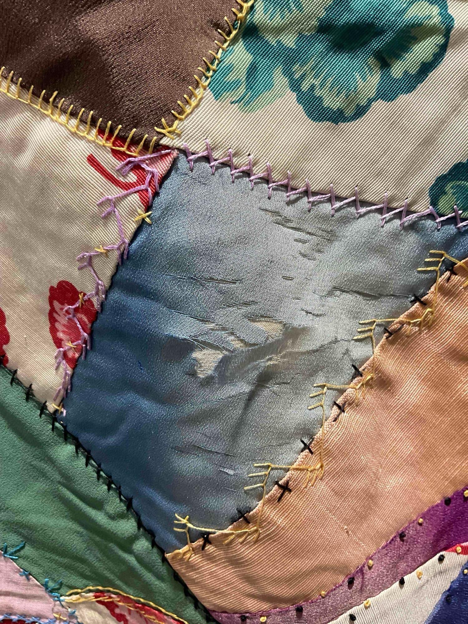 Vintage Colorful Mixed Fabric Patchwork Hand Quilted Bedspread Blanket. Very Good Condition. - 4