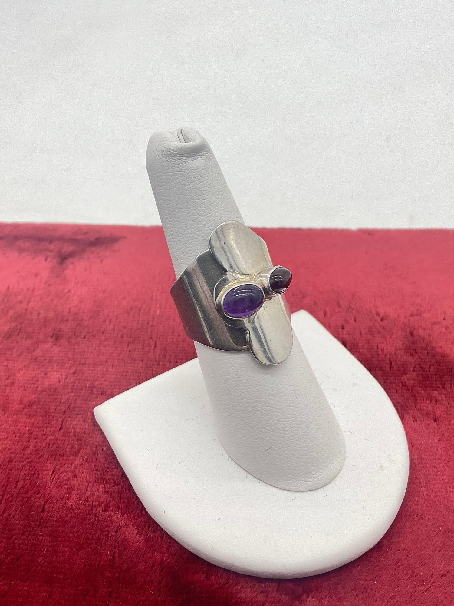 1991 Carol Felley Sterling silver asymmetrical ring w/ modernist design & red/purple setting: Size 7.5 Jc-5320 