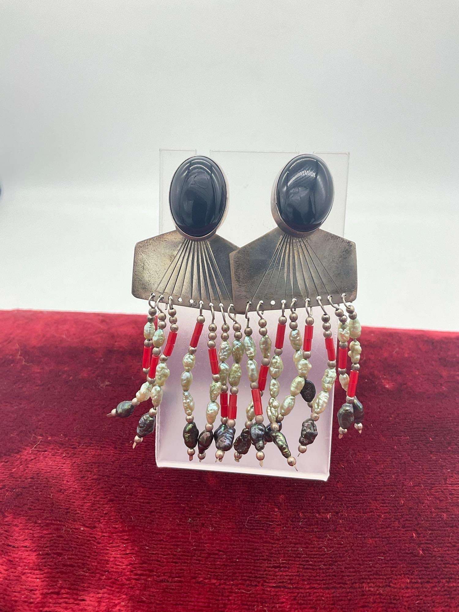 Vintage Native American sterling silver onyx earrings w/ freshwater pearl and bead - signed: Marked Sterling with cursive b in a circle hallmark, unidentified maker. Missing one or two stands of dangling pearls off of the earrings see pics Jc-5320 