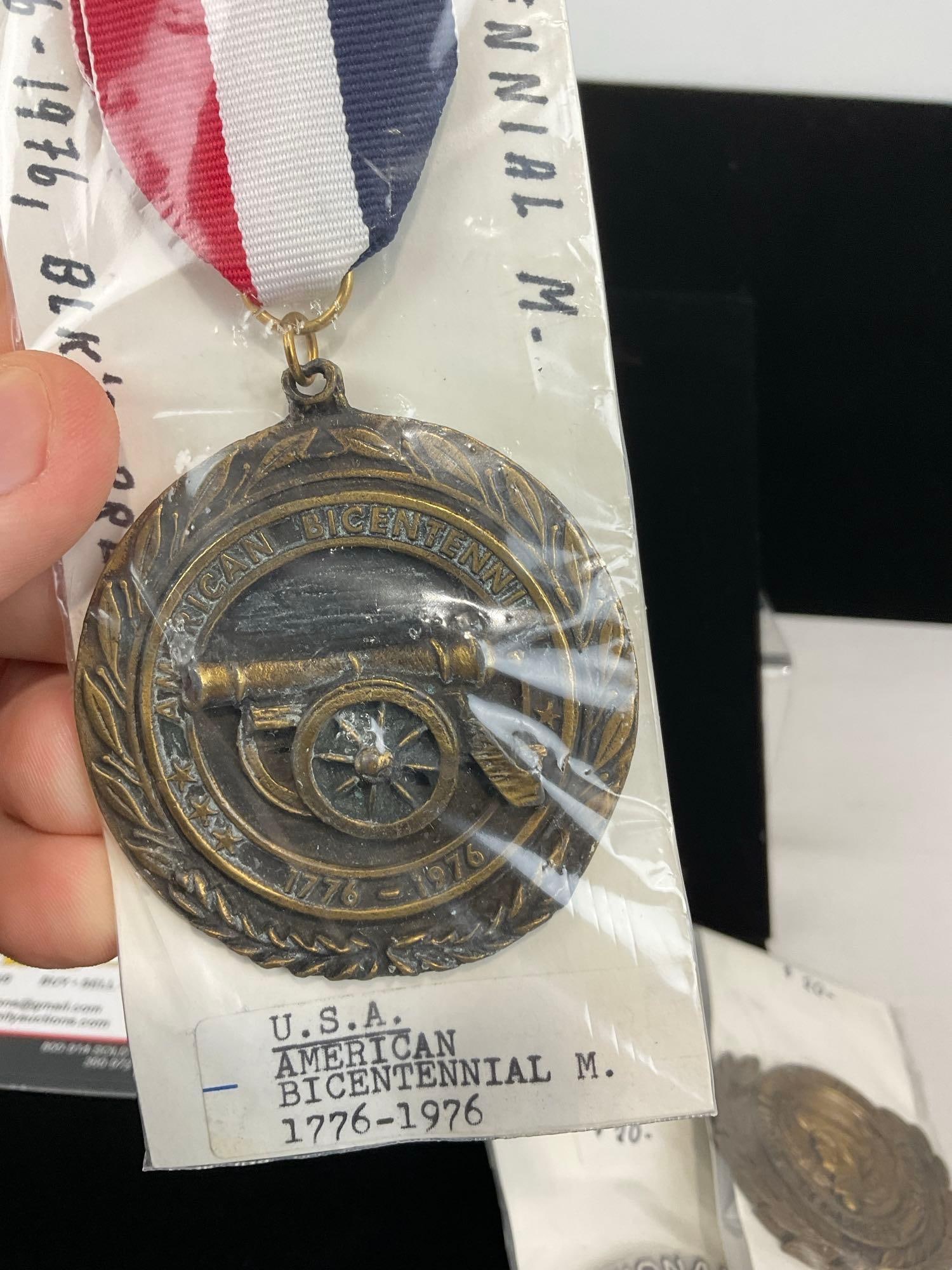 Pair of US Army Recruiters Badges, Reserve & Nat. Guard, & American Bicentennial Medal 1776-1976 - 4