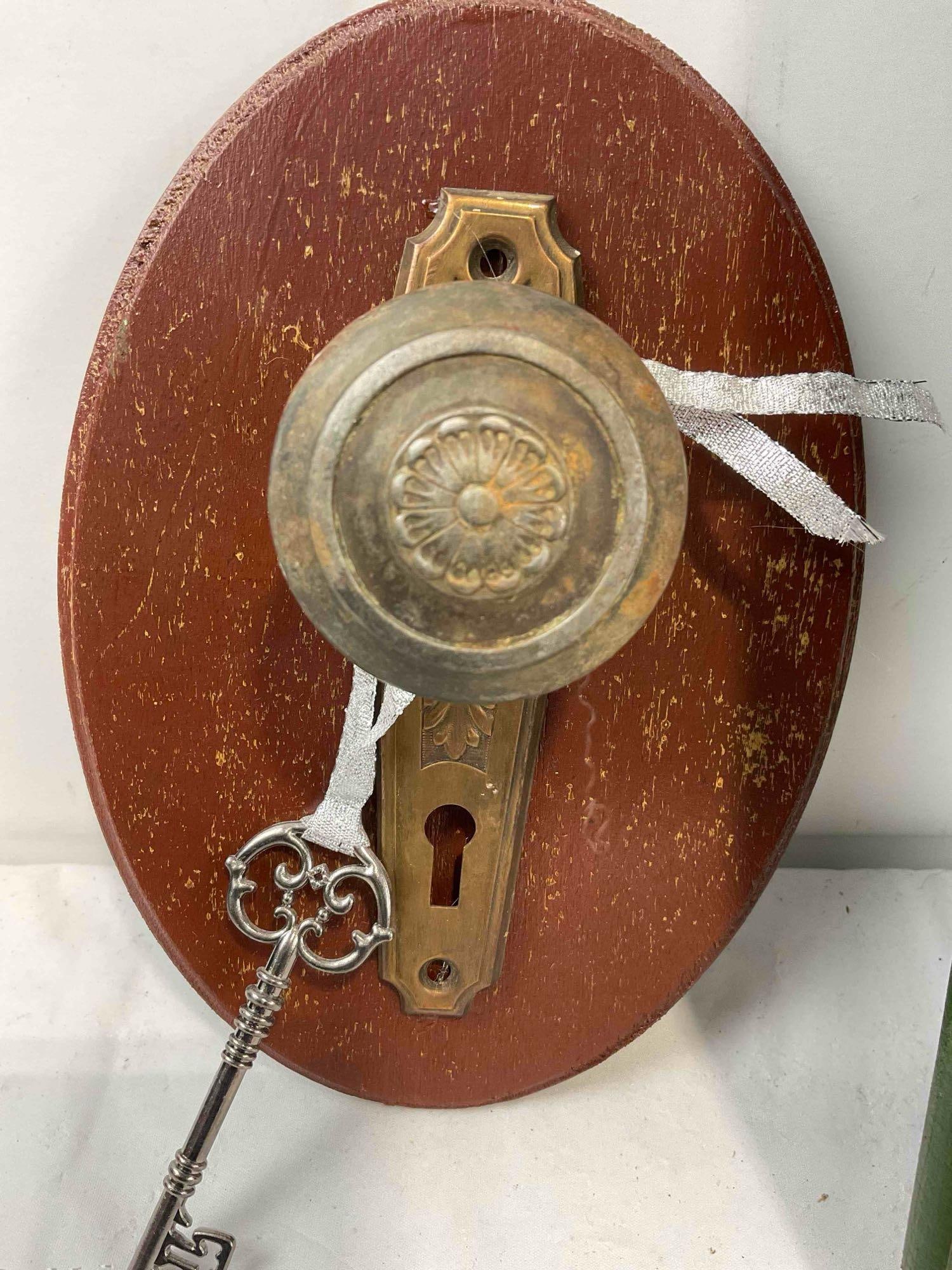 5 pcs Antique Art Nouveau Style Door Knobs w/ Plates on Wooden Plaques. Very Good Condition. - 4