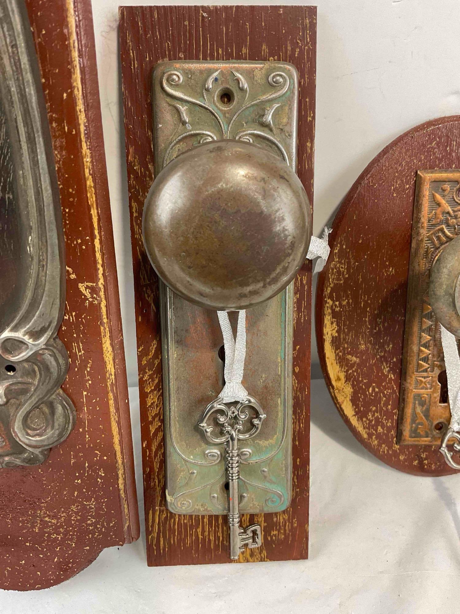 5 pcs Antique Art Nouveau Style Door Knobs w/ Plates on Wooden Plaques. Very Good Condition. - 7