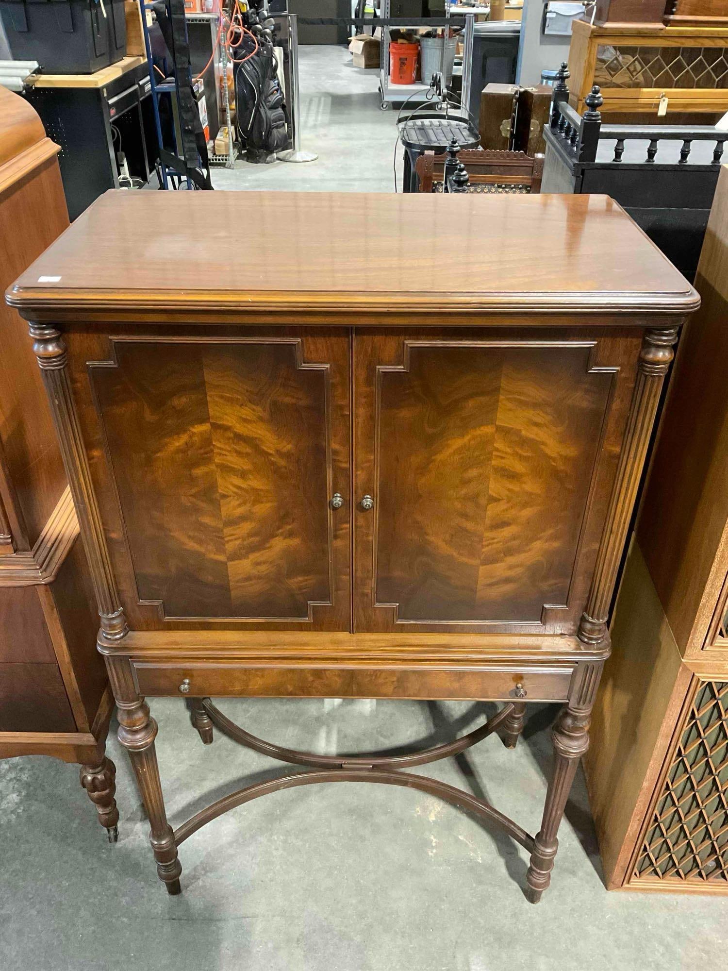 Vintage Philco? Walnut Finish Wooden Radio Cabinet w/ No Radio. Very Good Condition. (1 of 8)