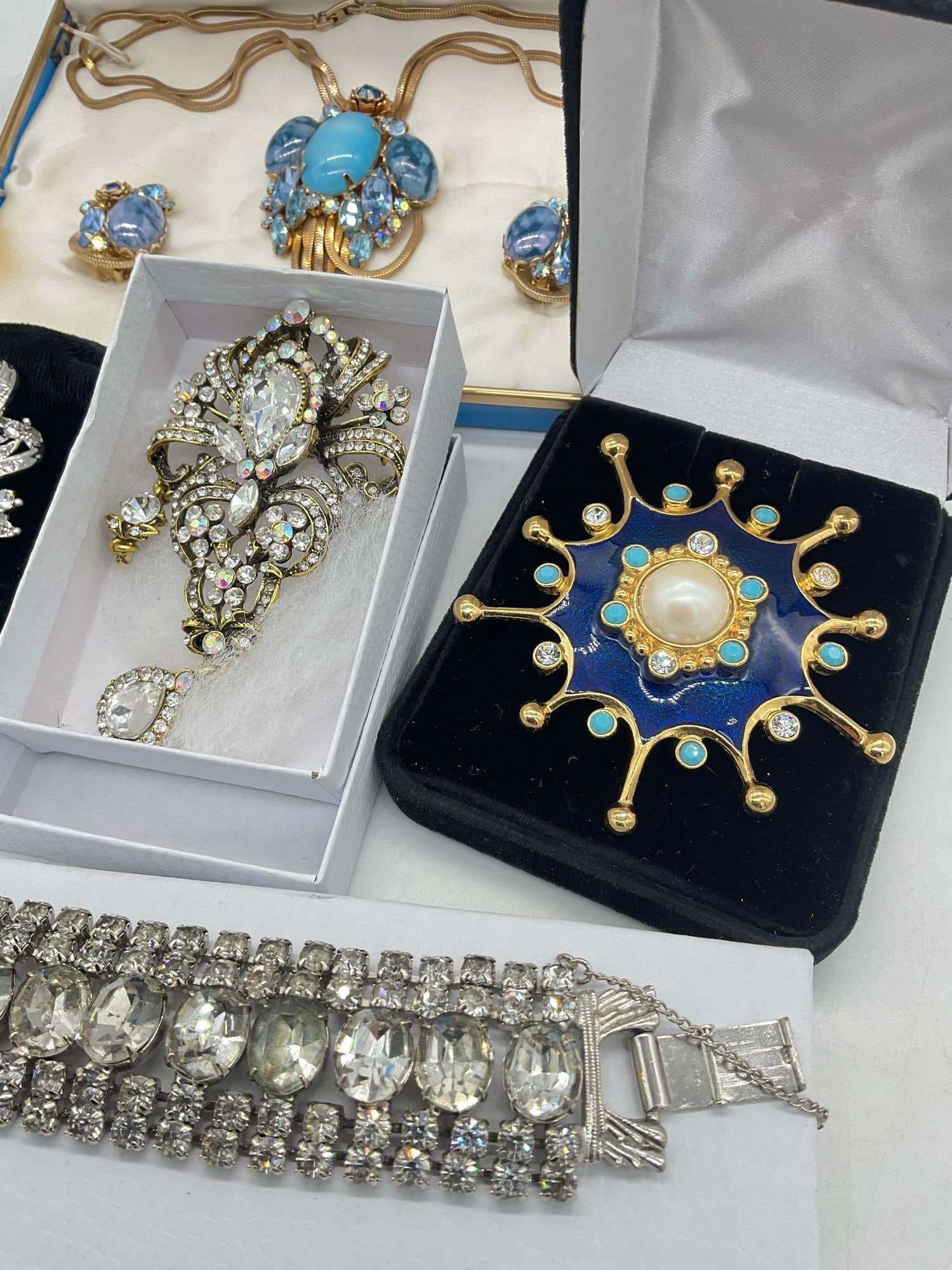 Collection of Vintage Mid Century Fashion Jewelry Brooches, Bracelet, Necklace & earrings 1x signed - 3