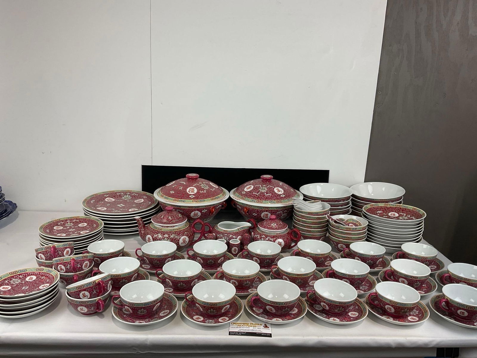 Large Set of Chinese Porcelain, 105 pieces in total, MunShou Famille Rose Pattern, 26 cups & sauc...: Set of 2 Soup Tureens, 2 Teapots & creamer, 8 dinner plates, 8 lunch plates, 10 soup spoons, 10 bowls, salt & pepper shakers, 10 deep plates, 26 cups & 26 saucers. Appears to be in good sh