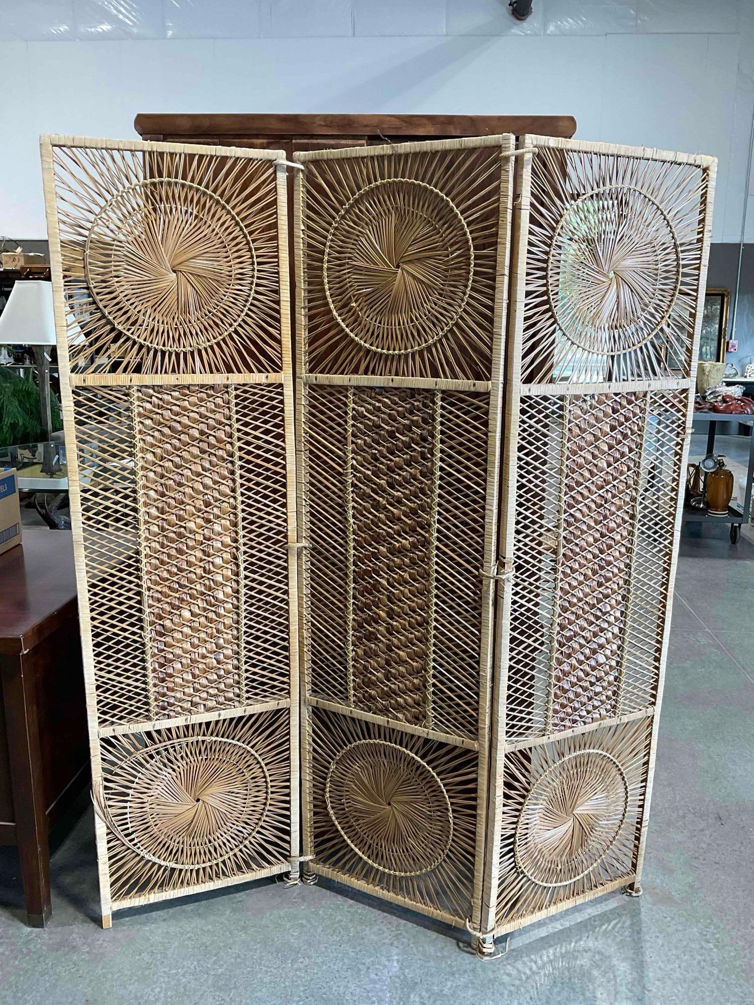 Vintage 3-Panel Woven Raffia Wicker Screen Room Divider. Very Good Condition. See pics. (1 of 6)