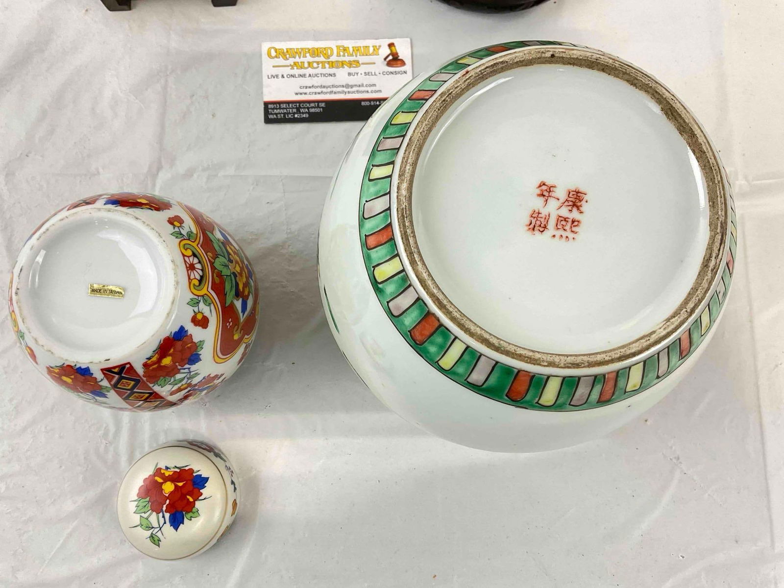 2 pcs Vintage Chinese Off White Ceramic Jars on Wooden Stands. Very Good Condition. See pics. - 5