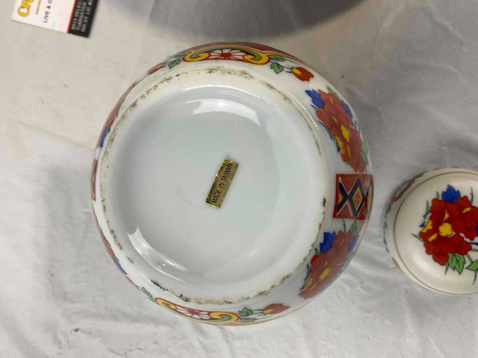 2 pcs Vintage Chinese Off White Ceramic Jars on Wooden Stands. Very Good Condition. See pics. - 6