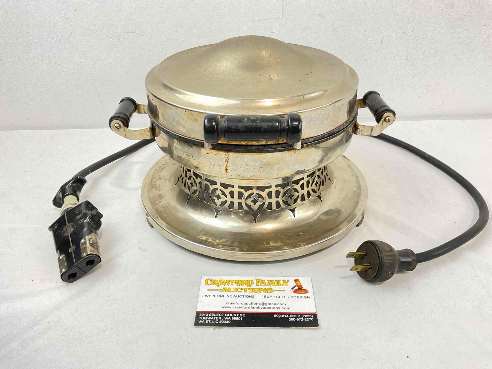 Antique Landers, Frary & Clark Universal Electric Waffle Maker w/ Cord. Tested, No Response. (1 of 6)