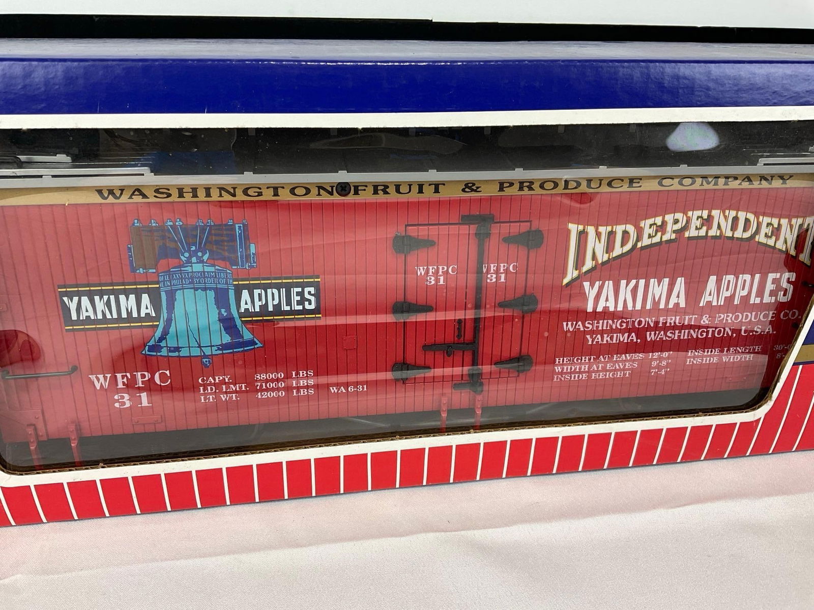 G Scale Model Train USA Trains R16258 Yakima Apples Reefer Car in box - 2
