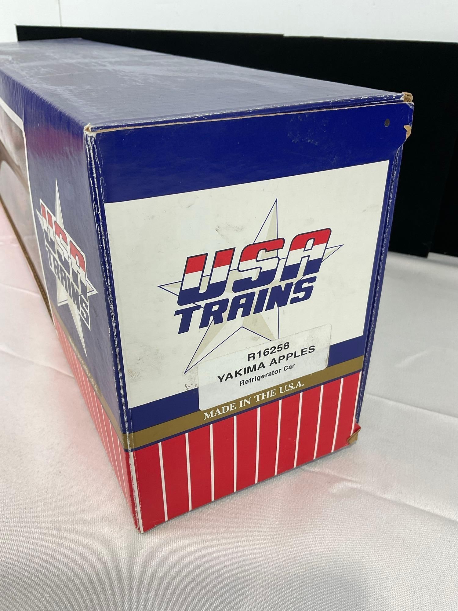 G Scale Model Train USA Trains R16258 Yakima Apples Reefer Car in box - 3