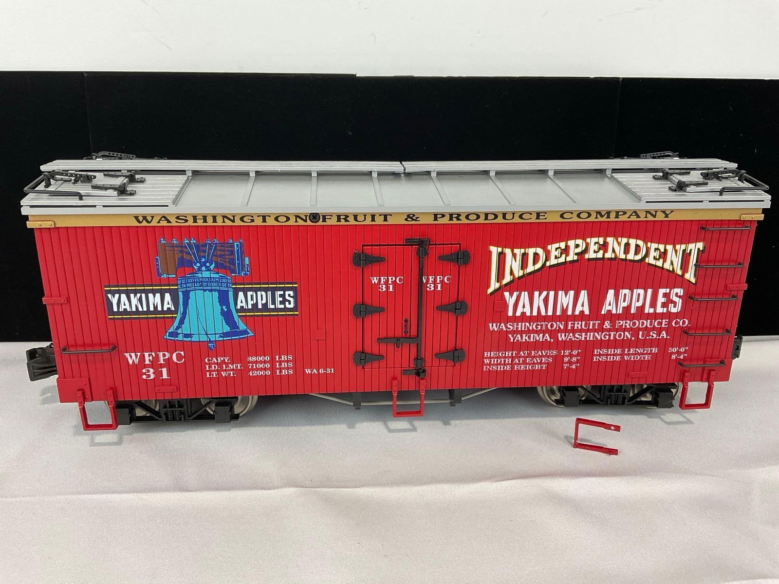 G Scale Model Train USA Trains R16258 Yakima Apples Reefer Car in box - 4