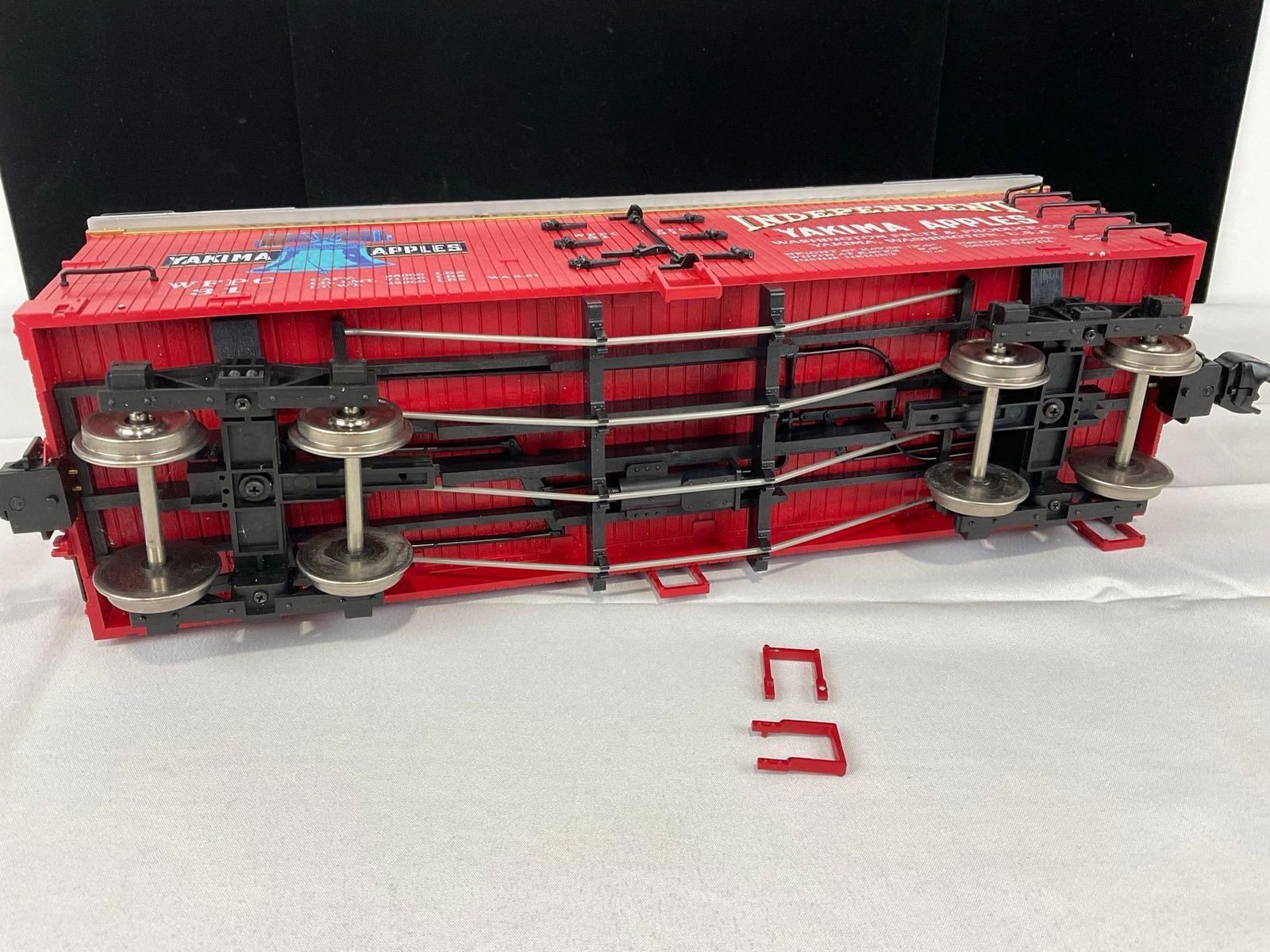 G Scale Model Train USA Trains R16258 Yakima Apples Reefer Car in box - 6