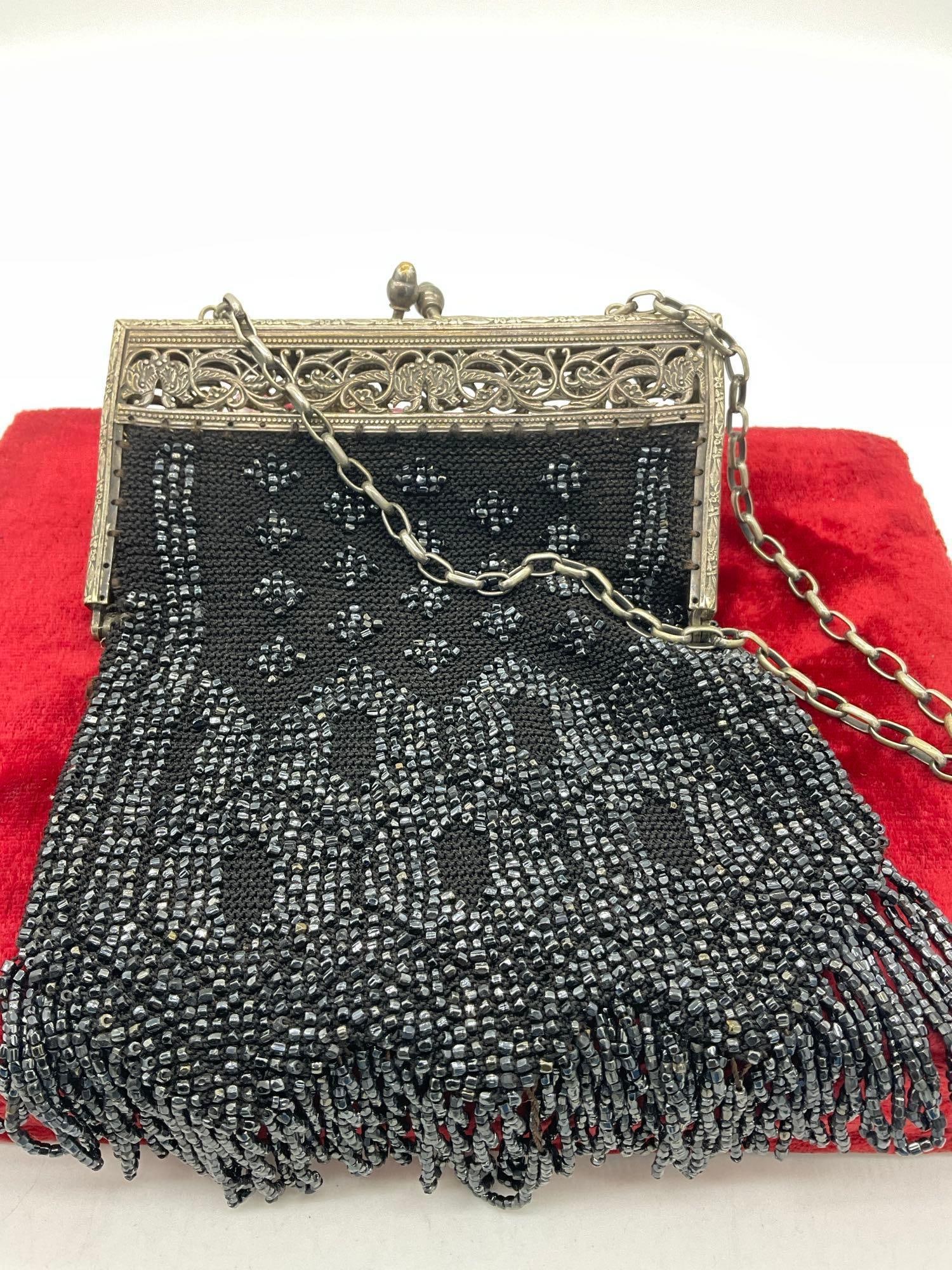 Art Nouveau 1920's collection - Karess detailed compact, beaded flapper purse & silver mesh coin ... - 2