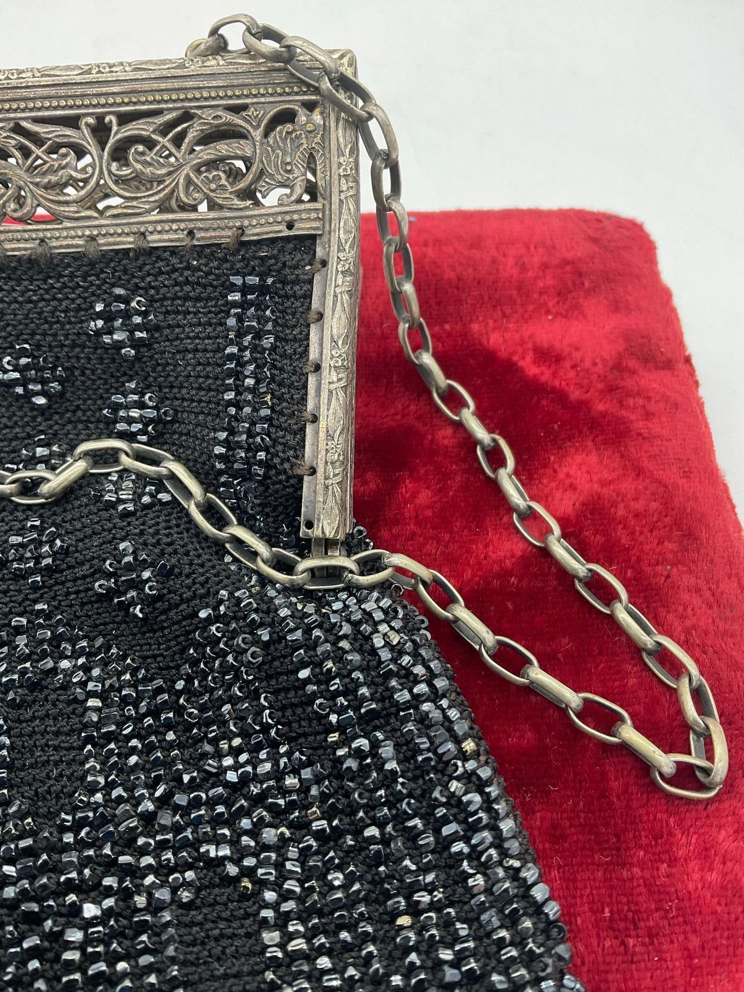 Art Nouveau 1920's collection - Karess detailed compact, beaded flapper purse & silver mesh coin ... - 4