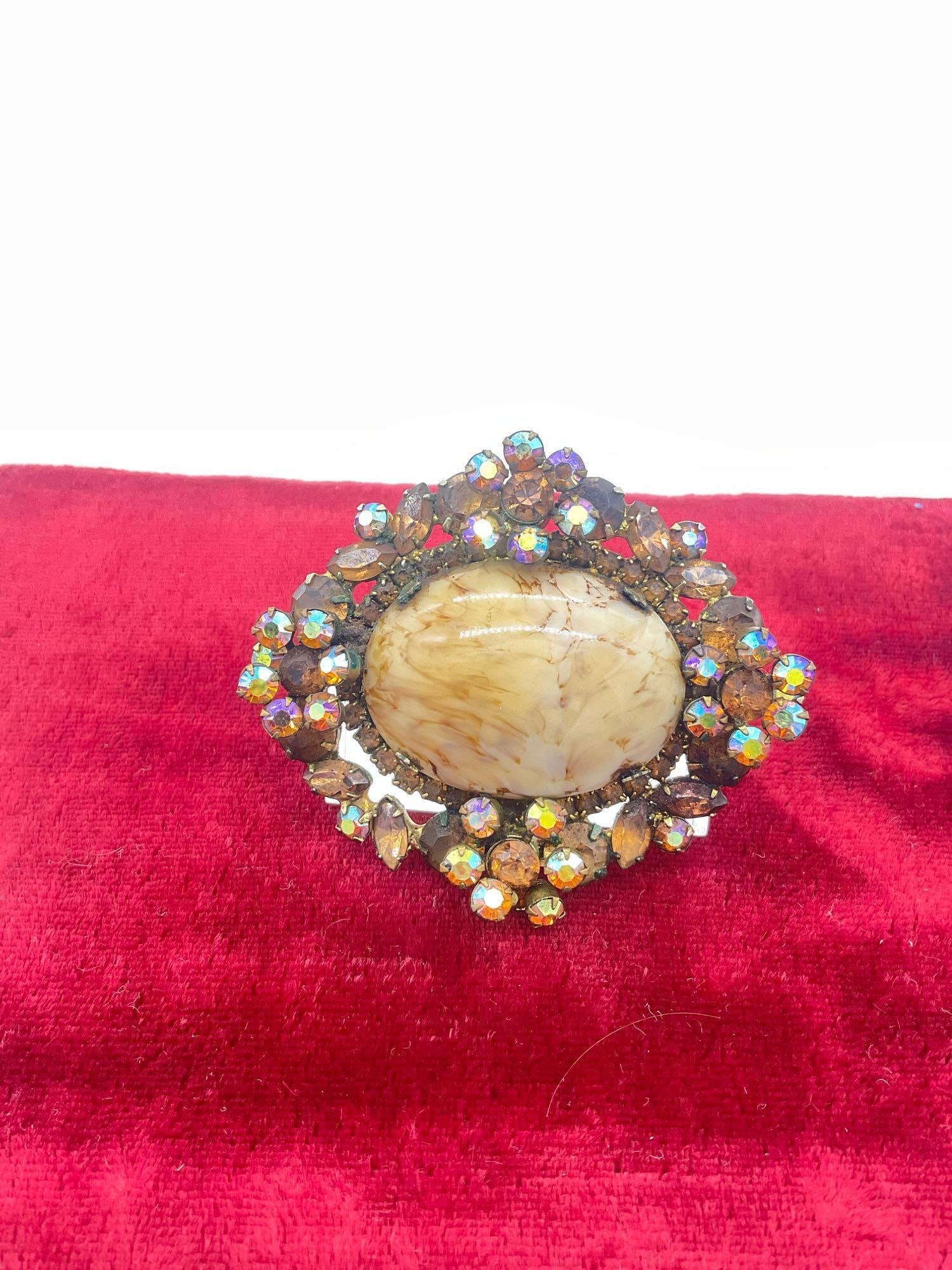 Rare Juliana D&E Brooch W/ Oval Italian Marble / Glass cabochon & Aurora Borealis Rhinestones: C-414 Fantastic Mid century Rare Juliana DeLizza & Elster Featuring Oval Italian Marble / Glass cabochon & Aurora Borealis Rhinestones w/ 4 floating rosettes 2 3/4" x