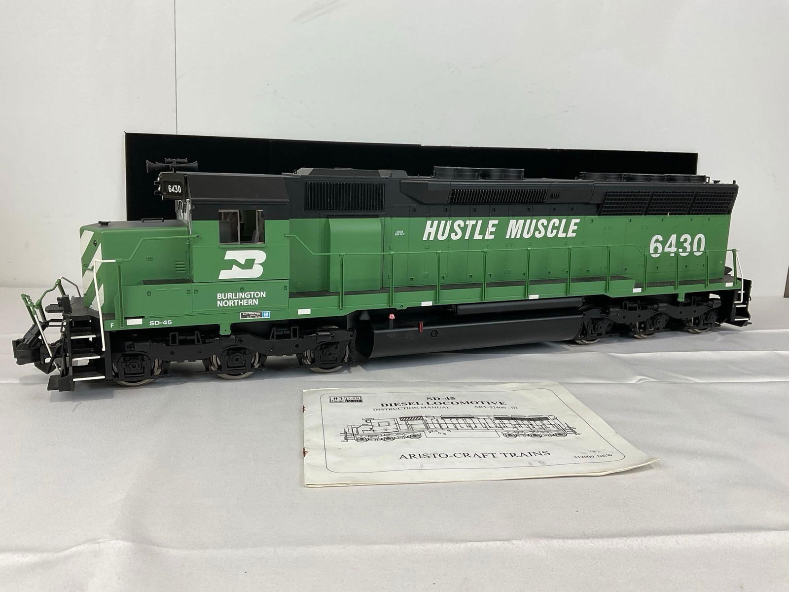 Aristo Craft Trains SD-45 Diesel Locomotive Engine Burlington Northern #6430 Hustle Muscle, in box: Appears to be in fair to good shape. The piece has some wear from storage, the consignor said that the locomotive has not been run. The railing around the side is bent, or otherwise loose from the